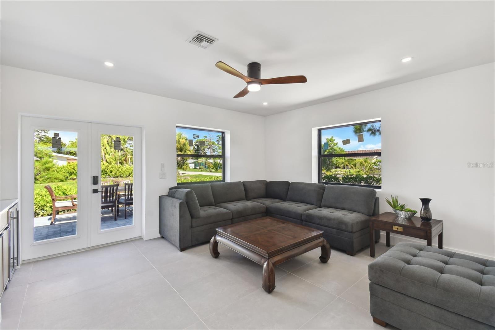 BEACH MANOR - Residential