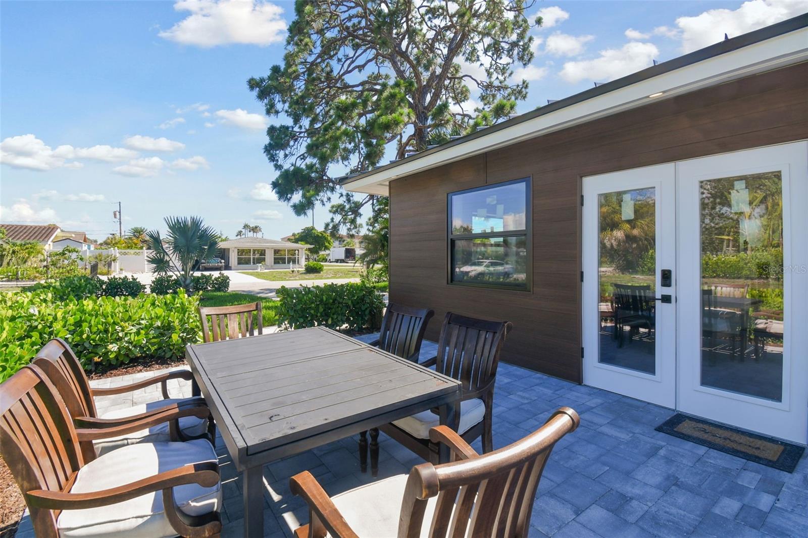BEACH MANOR - Residential