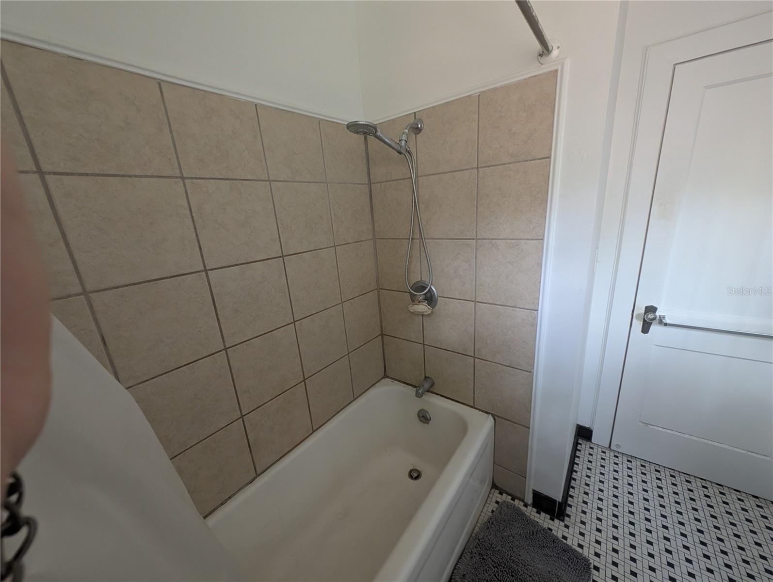 CARLISLE J A &CARLISLE ESTATE LANDS - Residential Lease