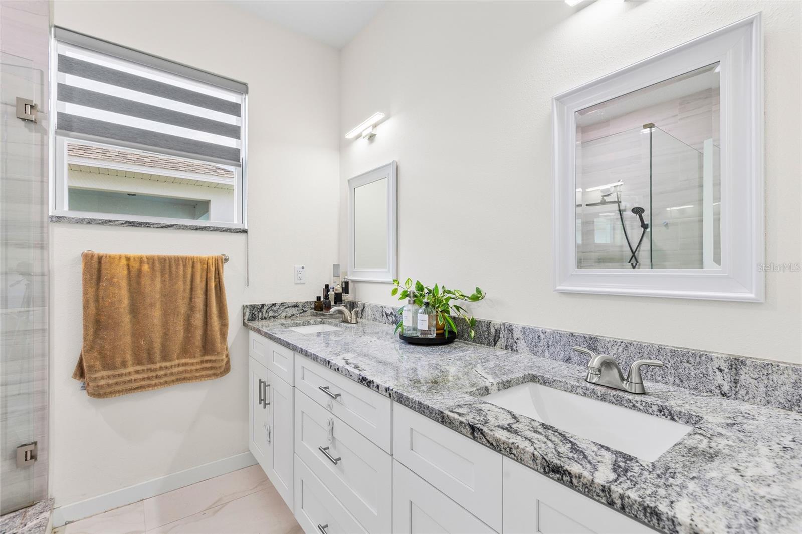 MIRROR CREST - Residential
