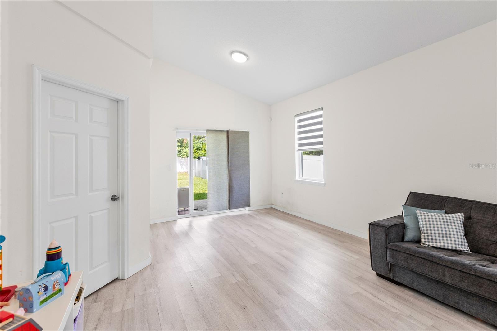 MIRROR CREST - Residential