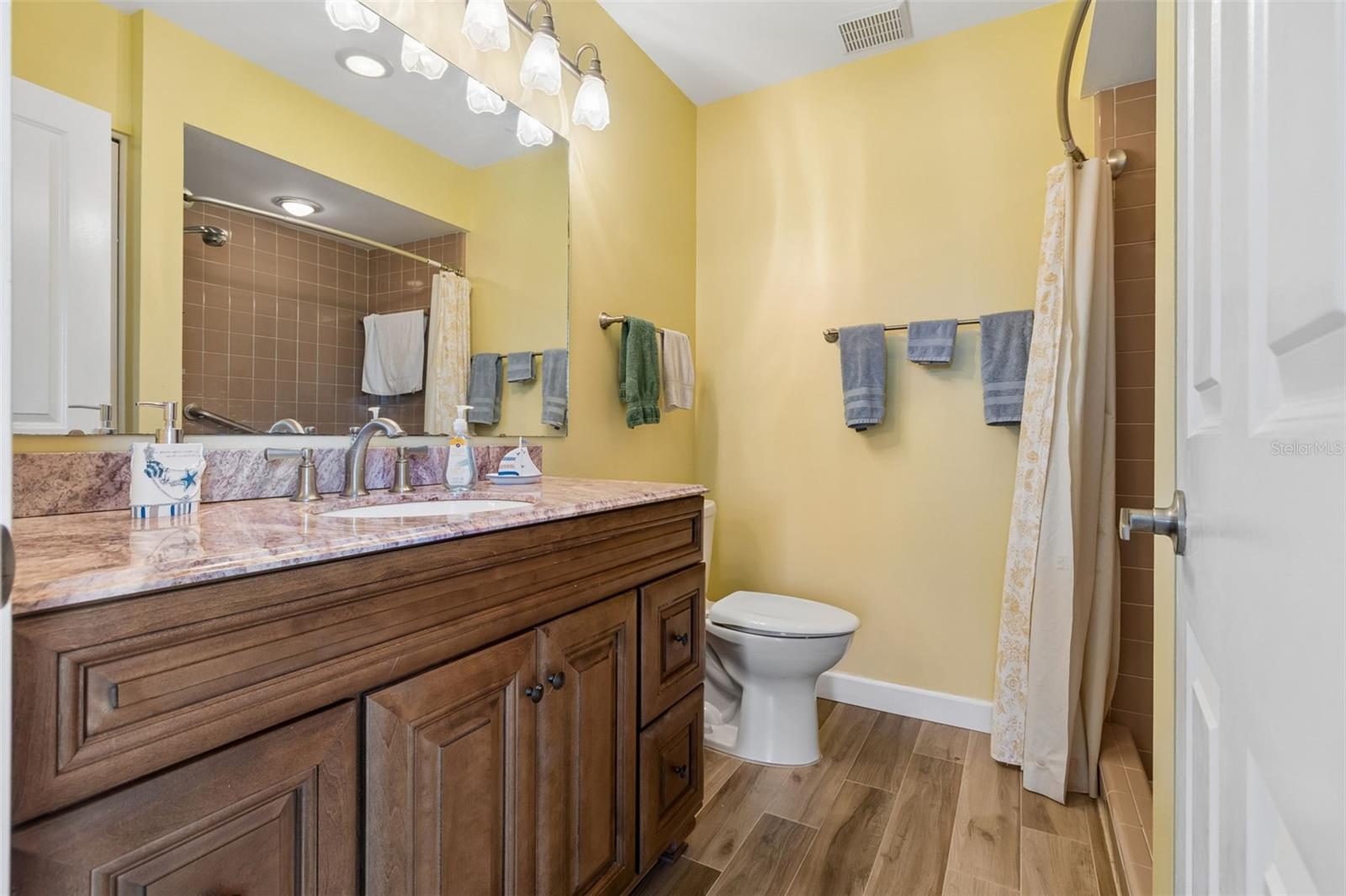 VILLAGE GREEN BRADENTON SEC 8 - Residential