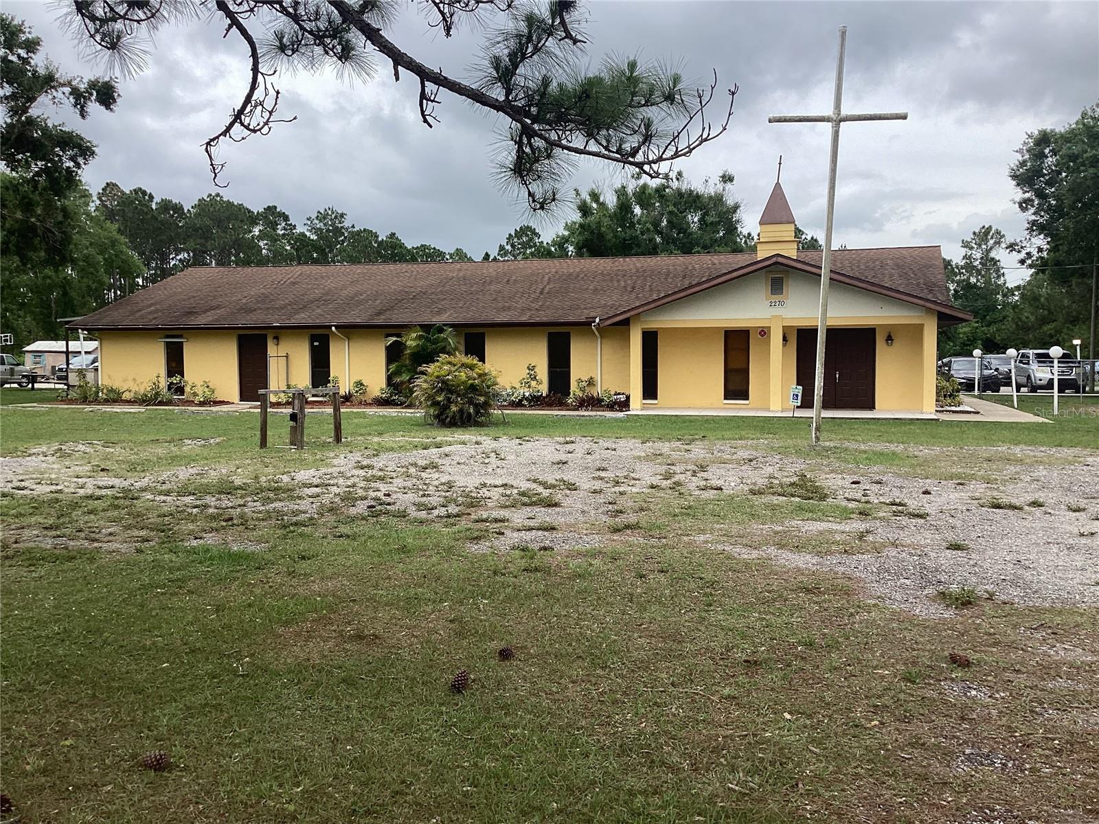 Short Sale. Large main building with two additional building in the back with a 4,67 lot