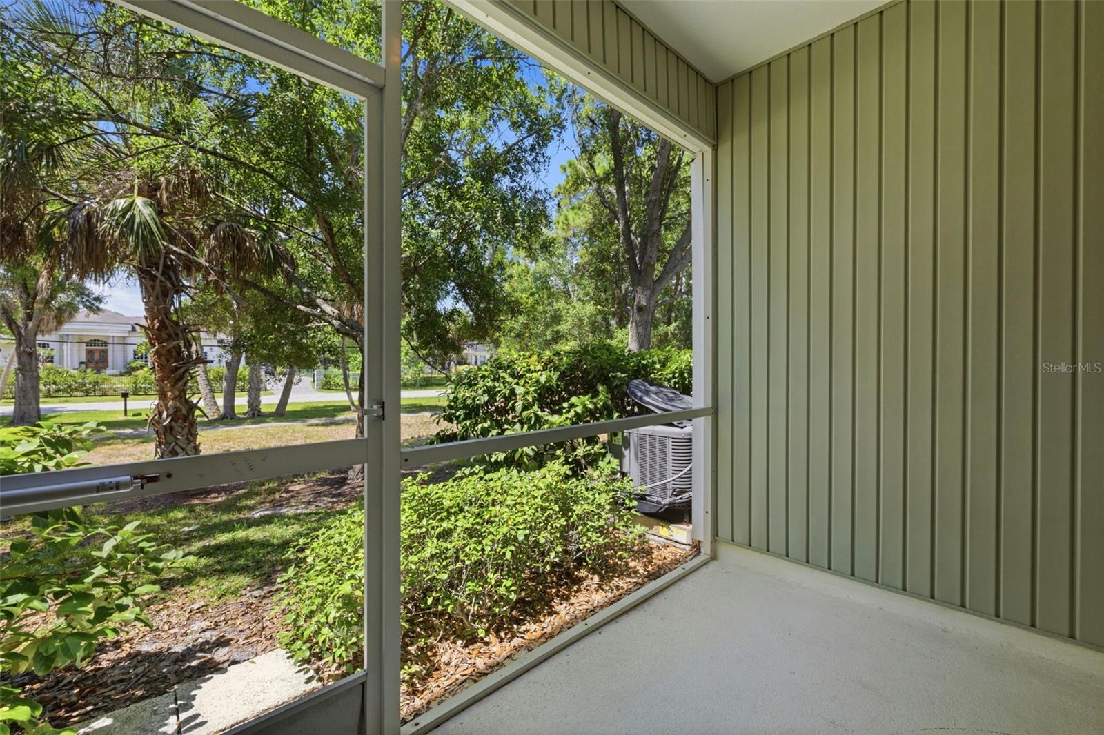 COUNTRY CHASE - Residential