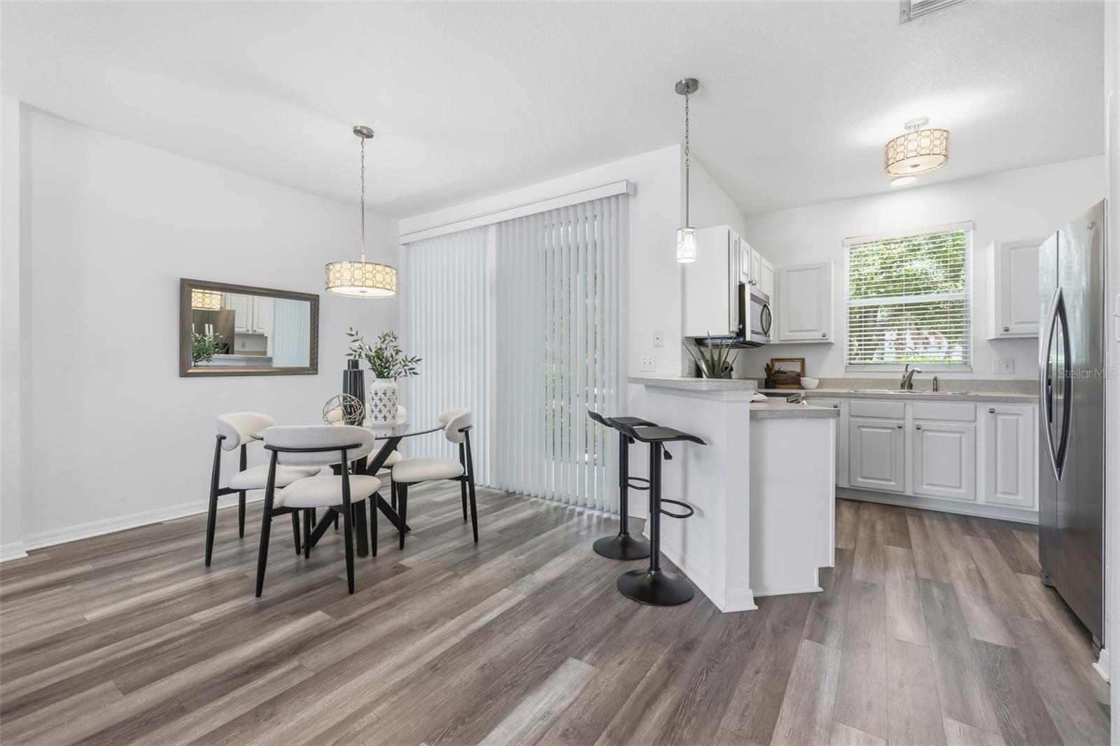 COUNTRY CHASE - Residential