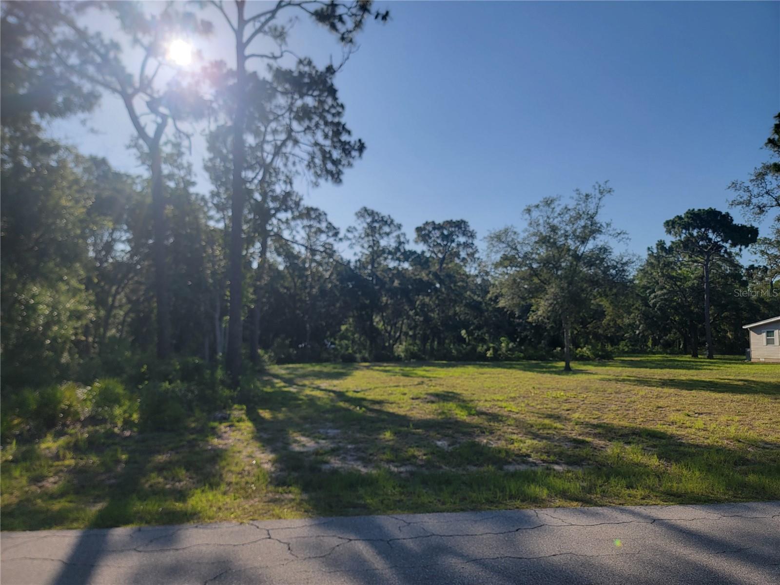 WHISPERING WOODS - Land