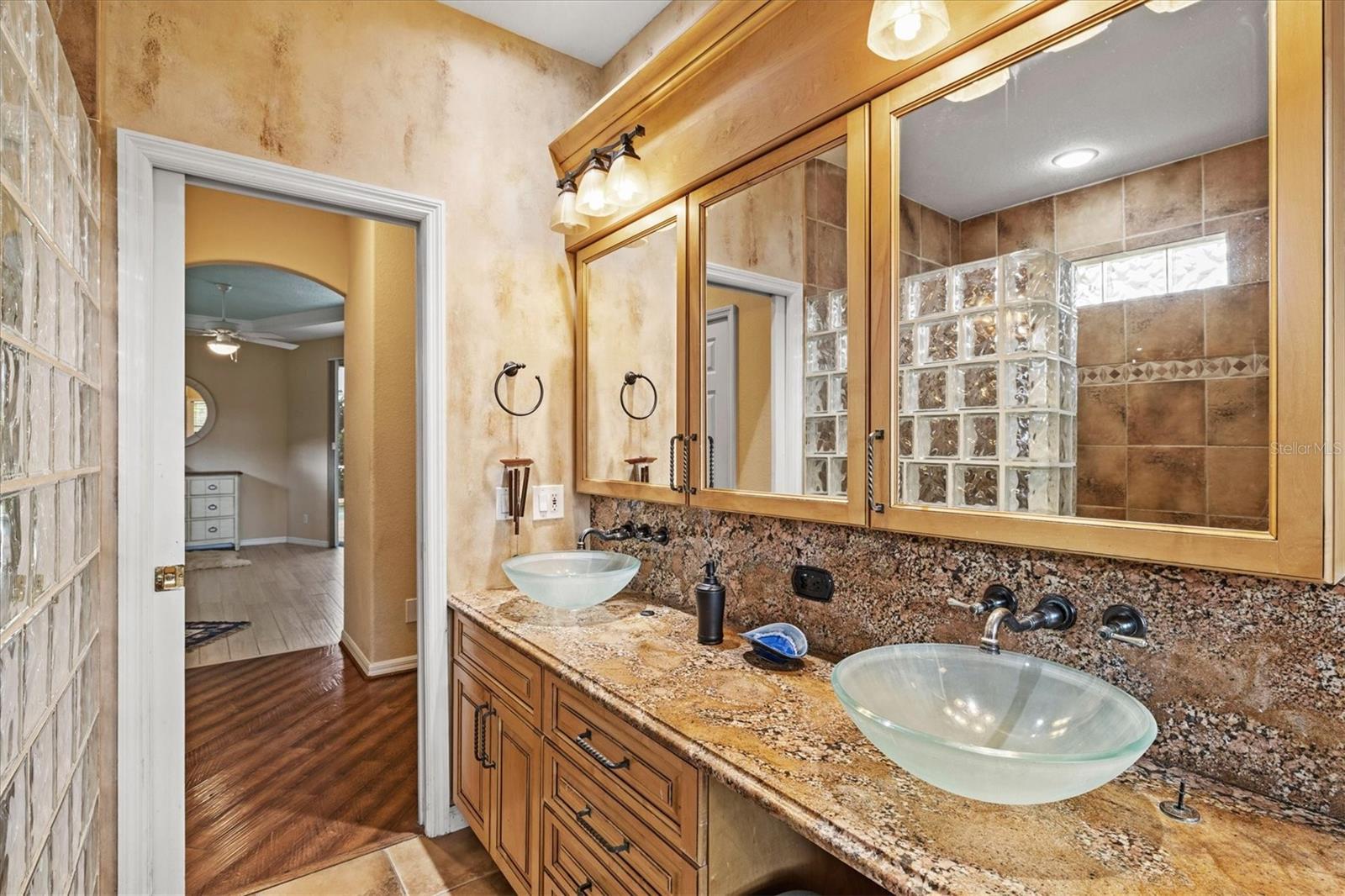 THREE OAKS - Residential
