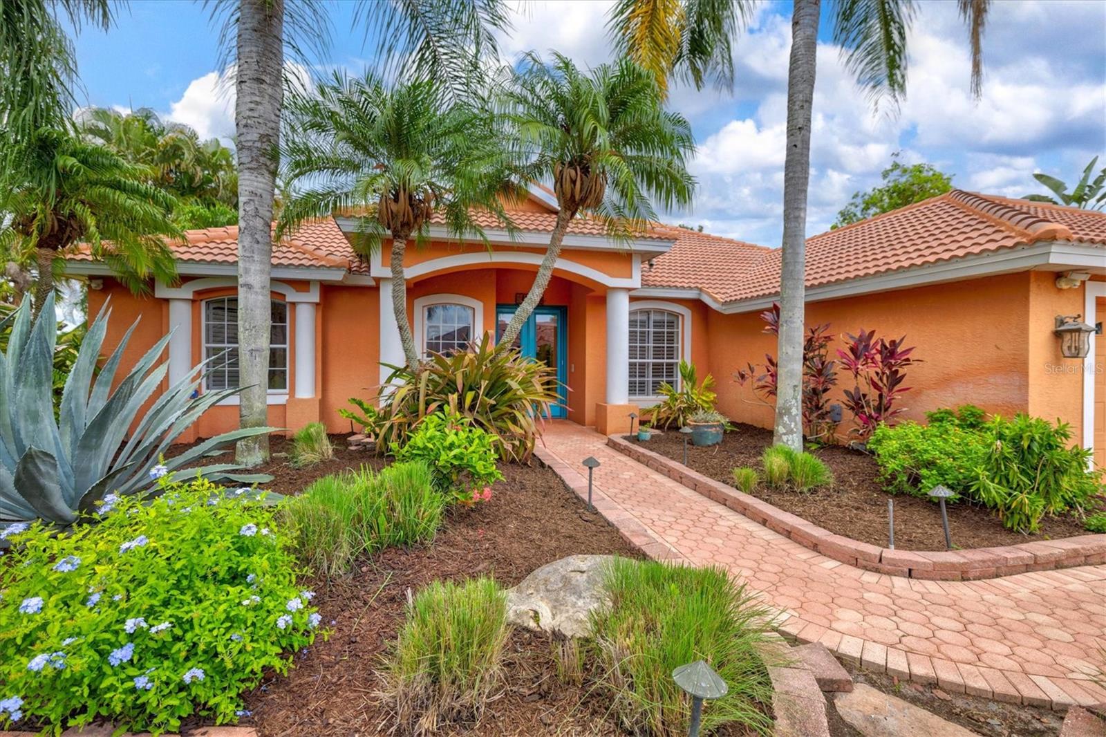 THREE OAKS - Residential