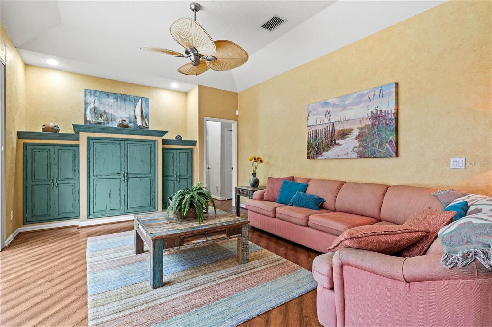 THREE OAKS - Residential