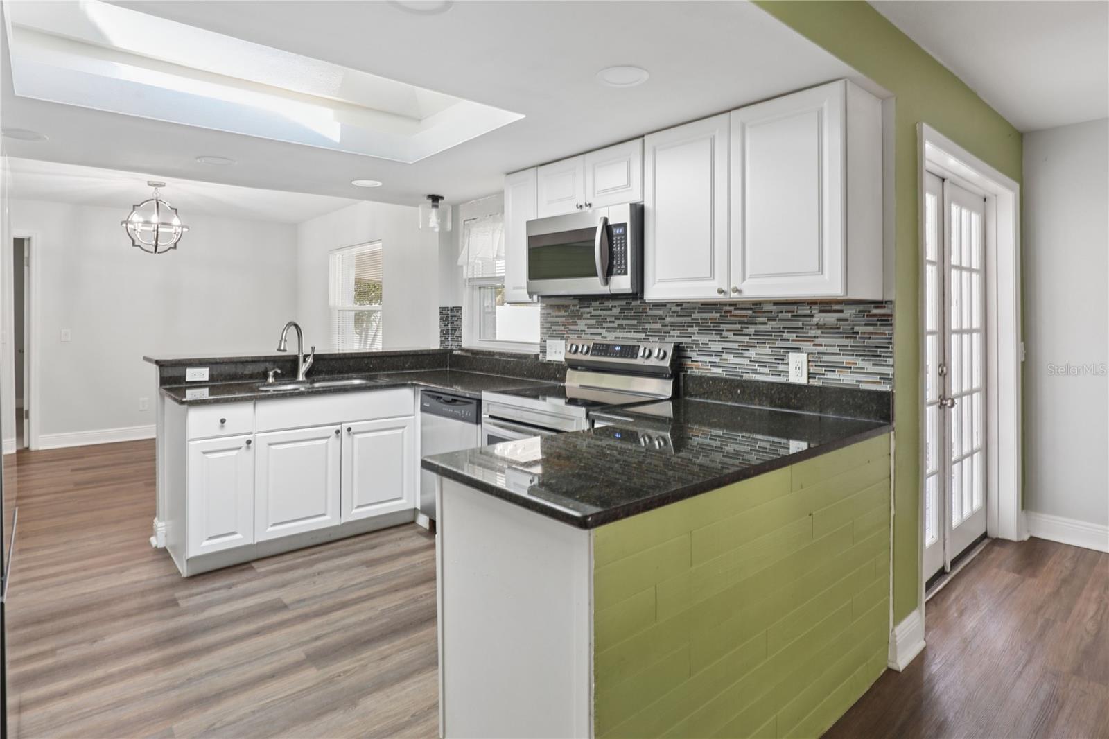 DOVER MANOR - Residential