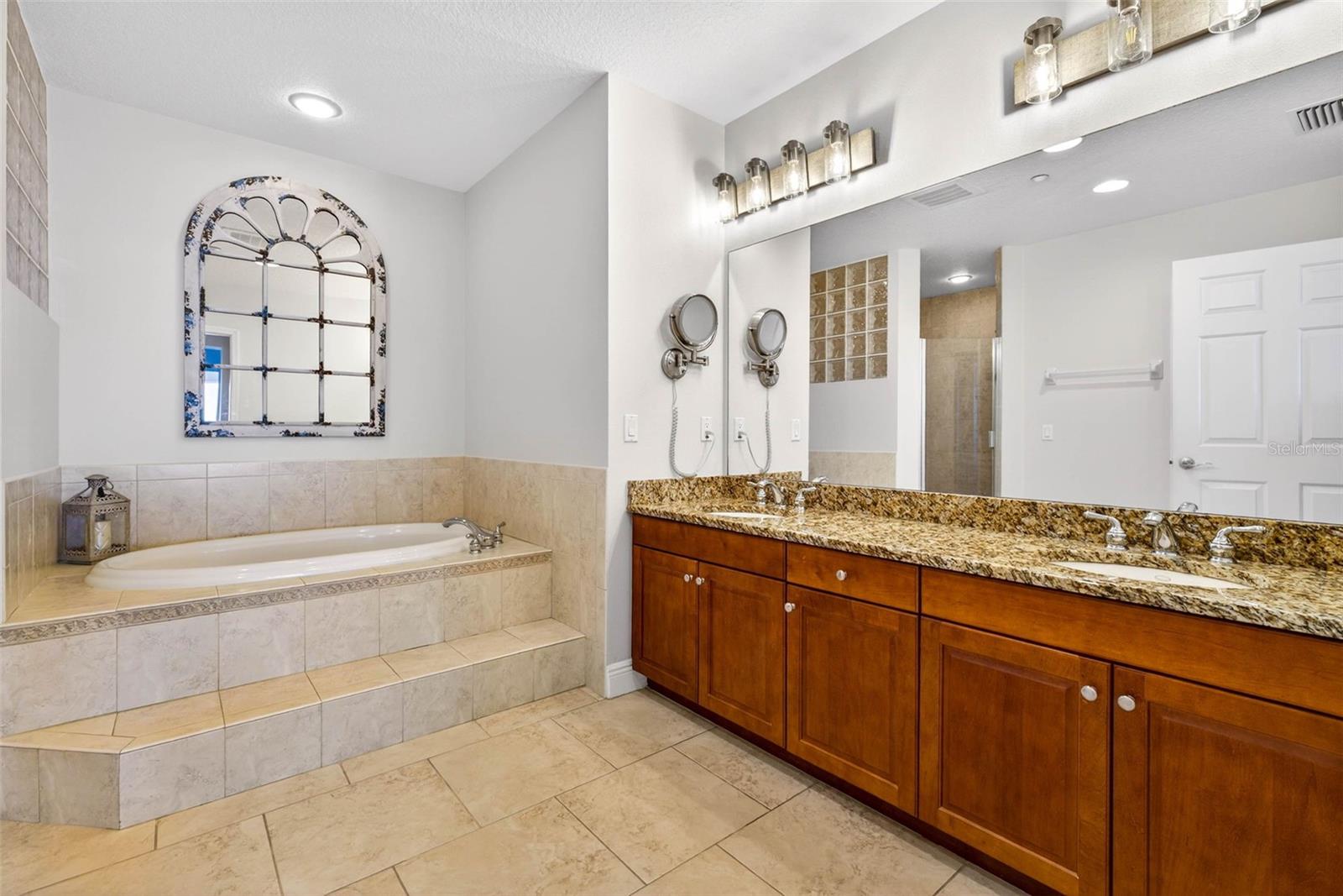 LAS FLORES CONDO - Residential