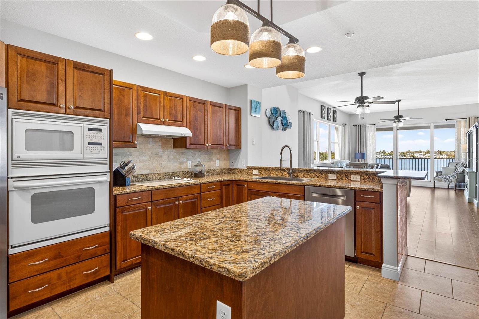 LAS FLORES CONDO - Residential