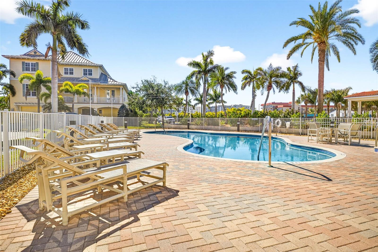 LAS FLORES CONDO - Residential