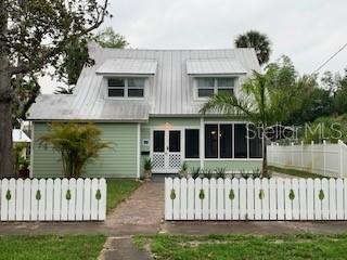 Welcome to Key West Village located in the heart of historic New Smyrna Beach. This totally
remodeled one bedroom studio walk up is complete with new appliances, granite countertops,
washer/dryer, screened porched, off street parking. A short walk or bike ride to the Riverside
Drive and Canal Street. No pets please.