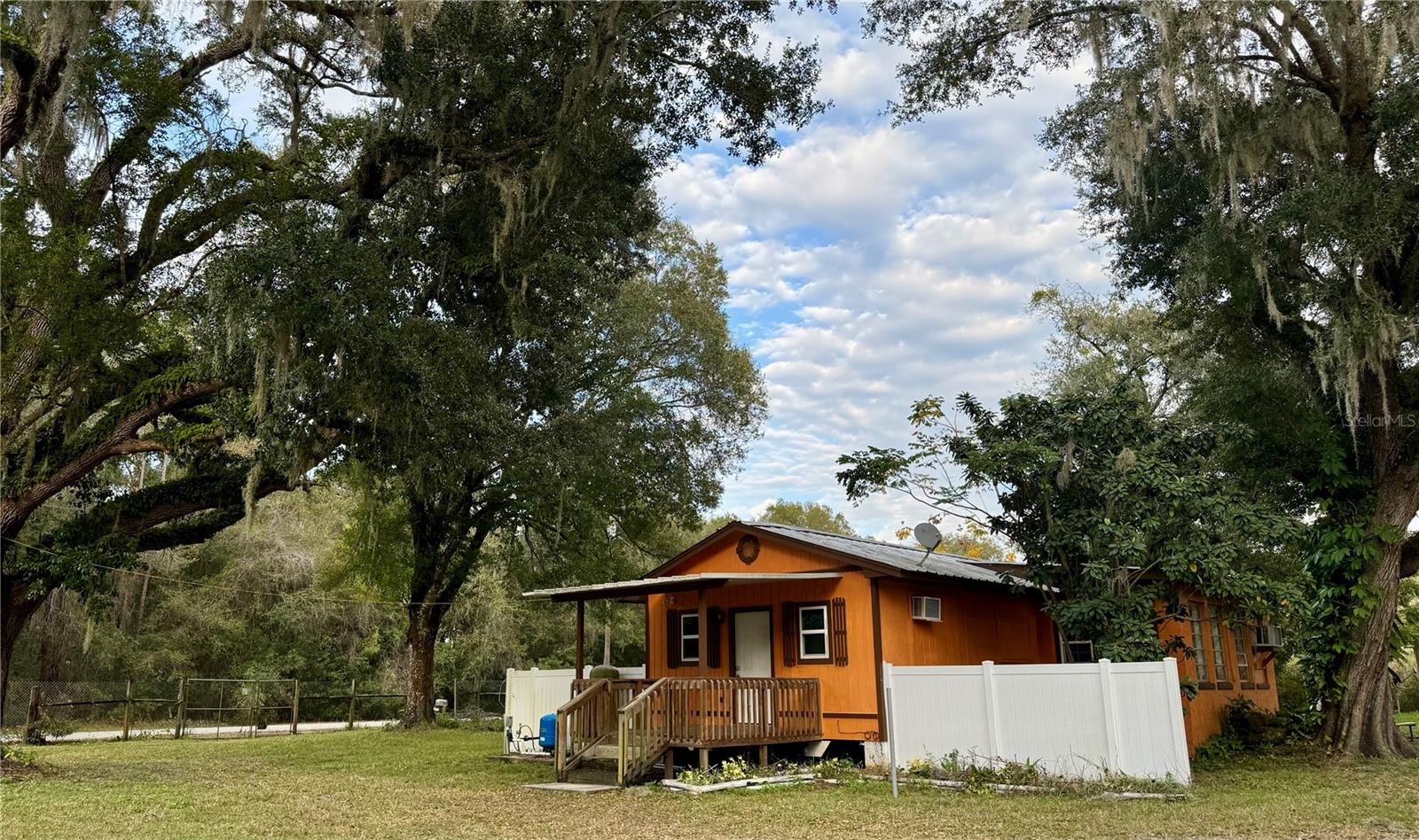 Cozy wood frame home nestled in a country setting just minutes away from I-75. Features three bedrooms, two baths, and the potential for a
fourth bedroom and/or mother-in-law suite. The home boasts a spacious living area with large windows, allowing plenty of natural light to filter
in. Enjoy the serene surroundings, perfect for relaxation. Convenient access to I-75 makes commuting a breeze, offering a harmonious blend of rural charm and accessibility. DOES NOT include garage, outbuildings or pasture. No pets, no extended visitors allowed, no smoking, no
dangerous or flammable items will be permitted on property. Tenant responsible for utility costs.