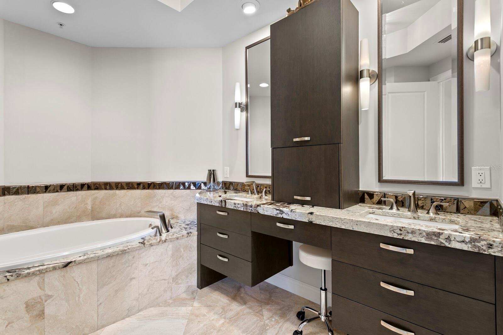 CASTILLO AT WESTSHORE YACHT CL - Residential