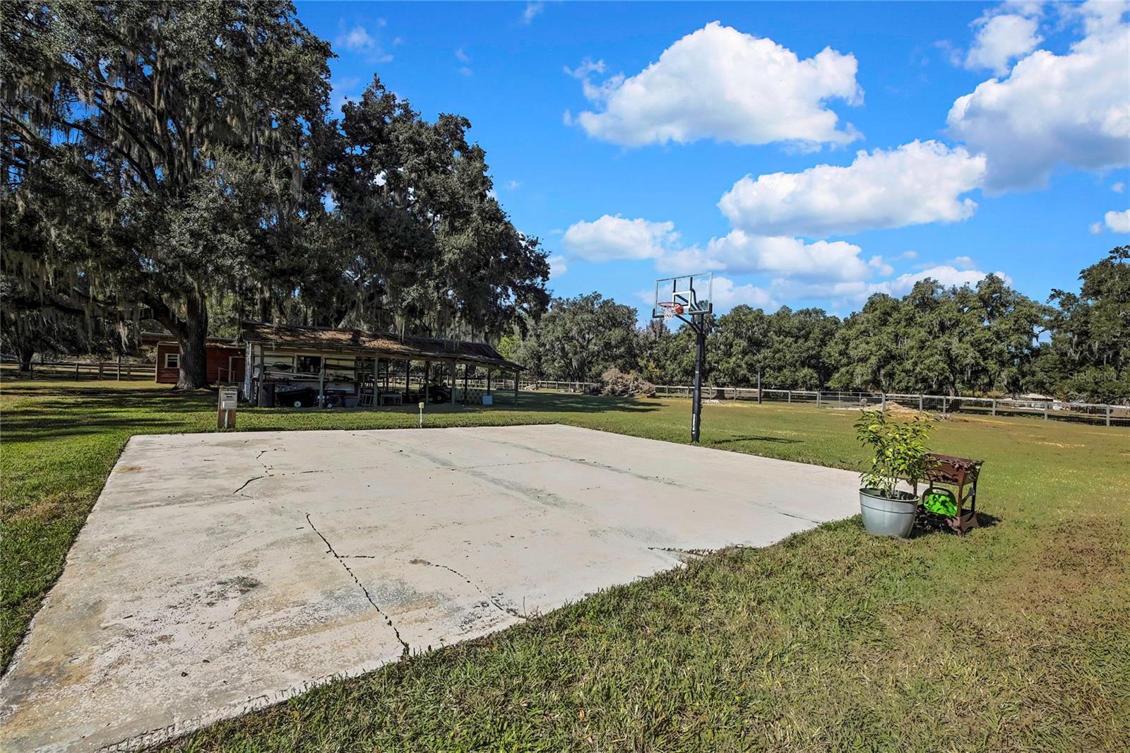 14.6 ACRES MOL IN S1/2 OF SE1/4 OF SW1/4 LYING W O - Residential