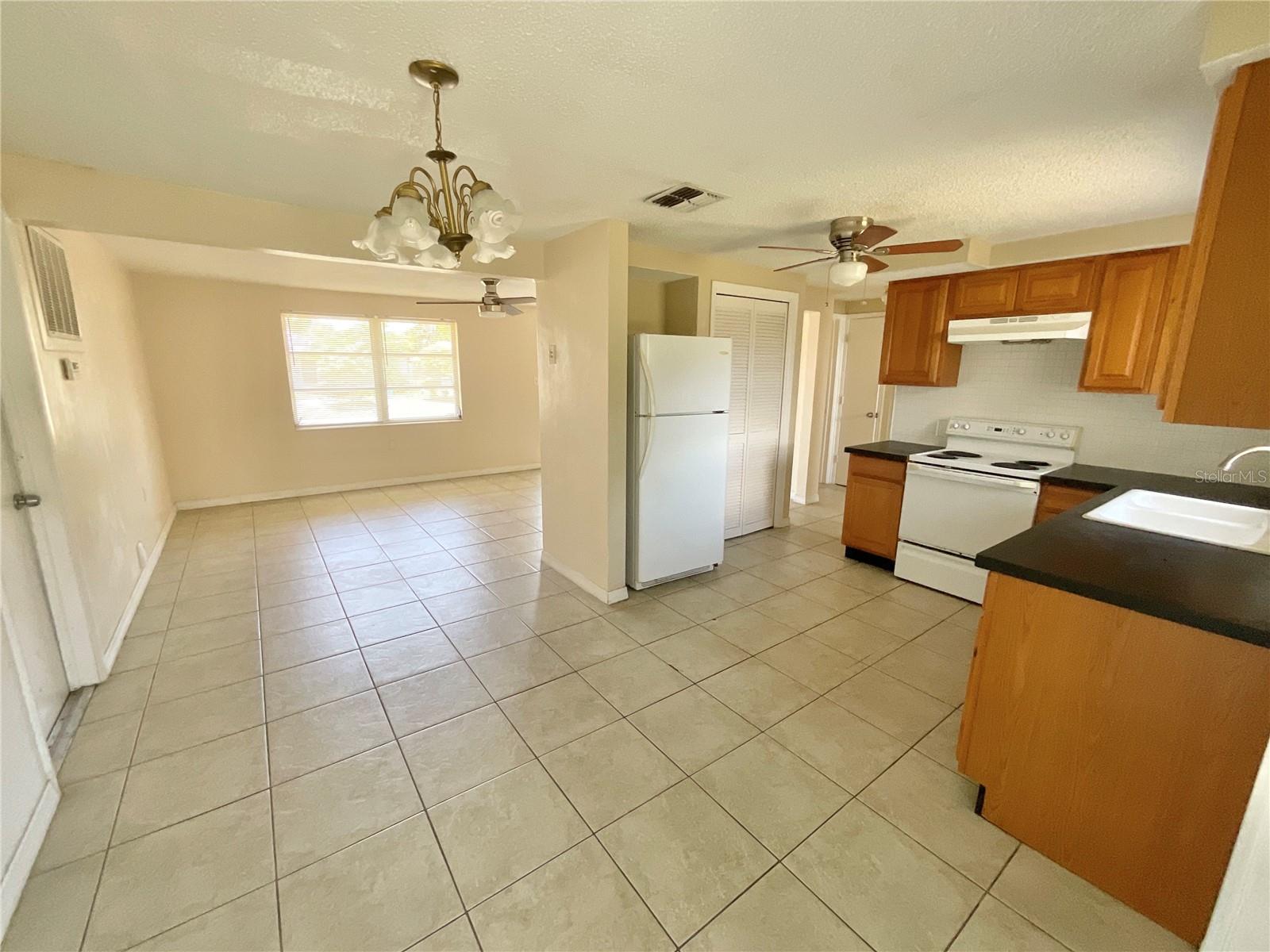 COLONIAL MANOR - Residential Lease