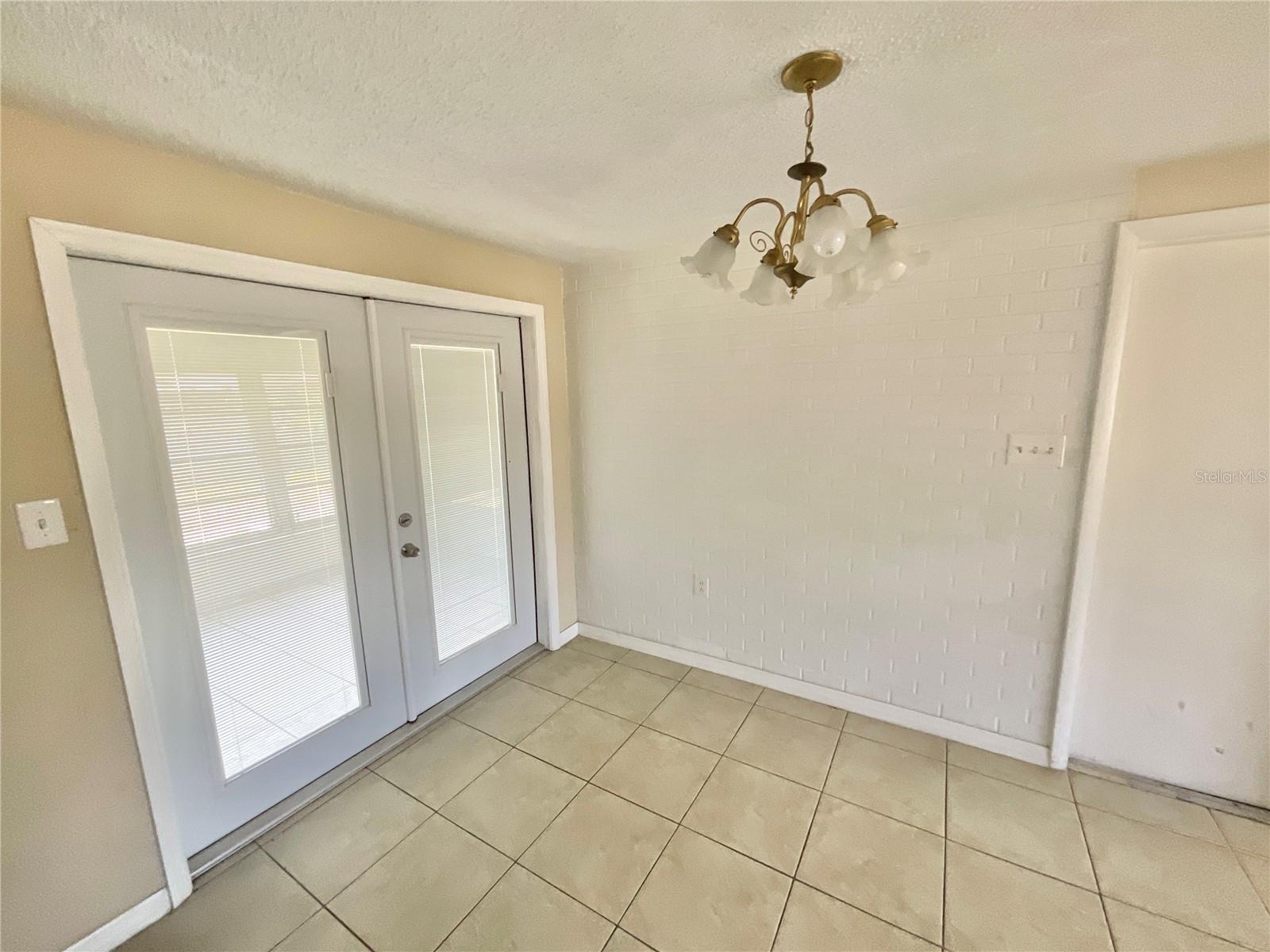 COLONIAL MANOR - Residential Lease