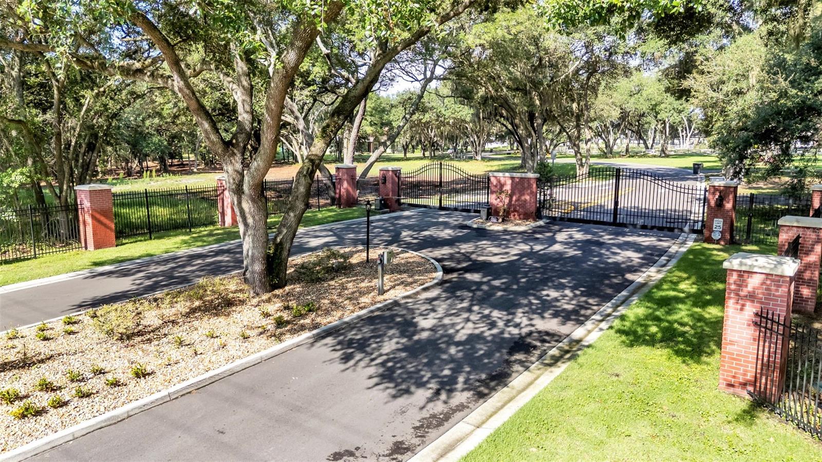 PLANTATION OAKS - Land