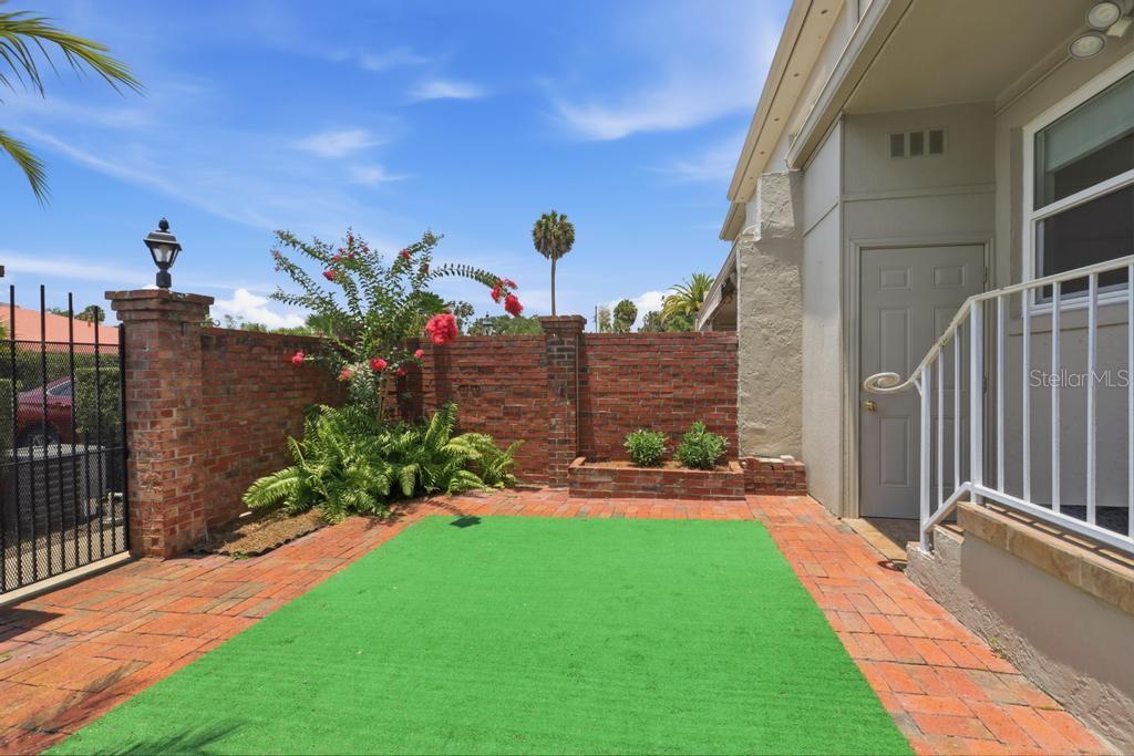 YORKFIELD SQUARE CONDO - Residential