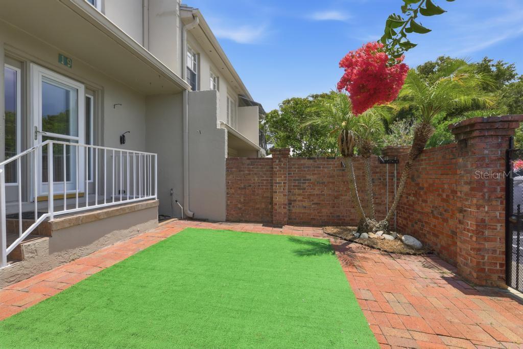 YORKFIELD SQUARE CONDO - Residential