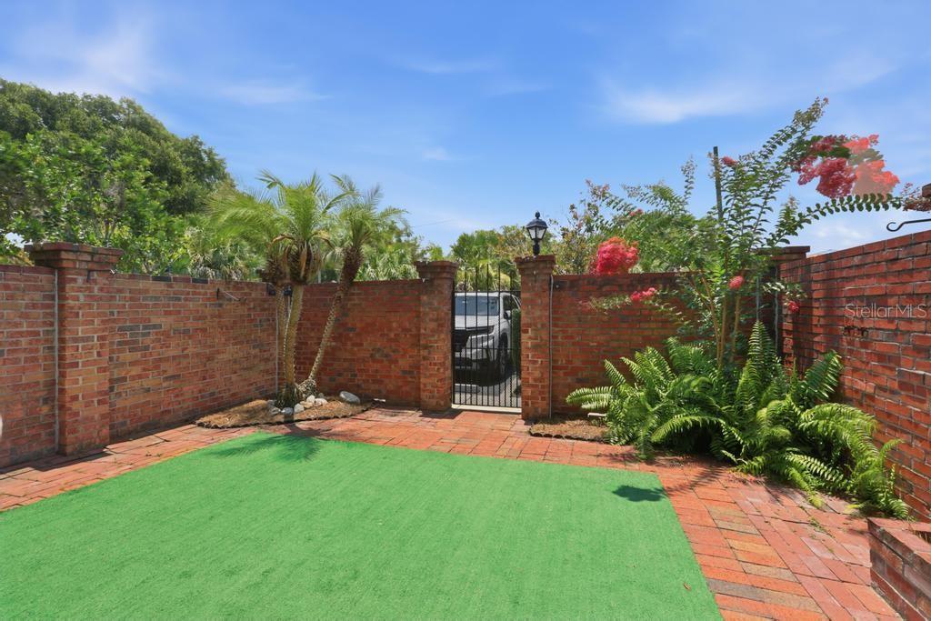 YORKFIELD SQUARE CONDO - Residential