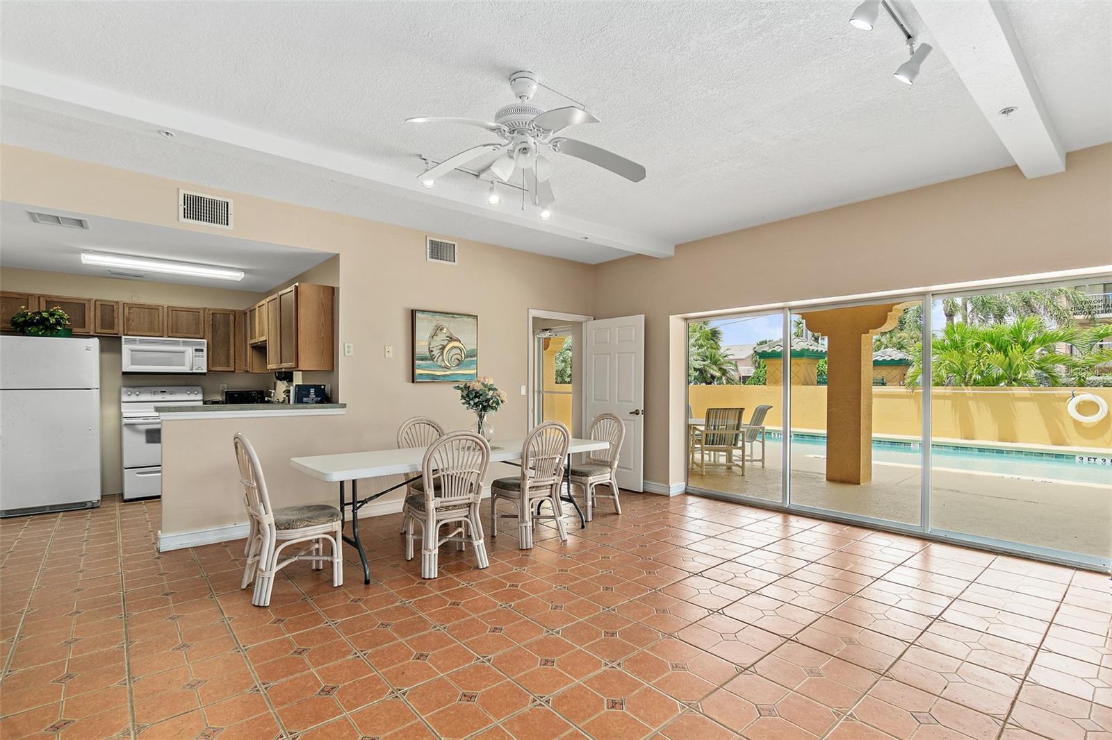 FLORES DEL MAR CONDO - Residential