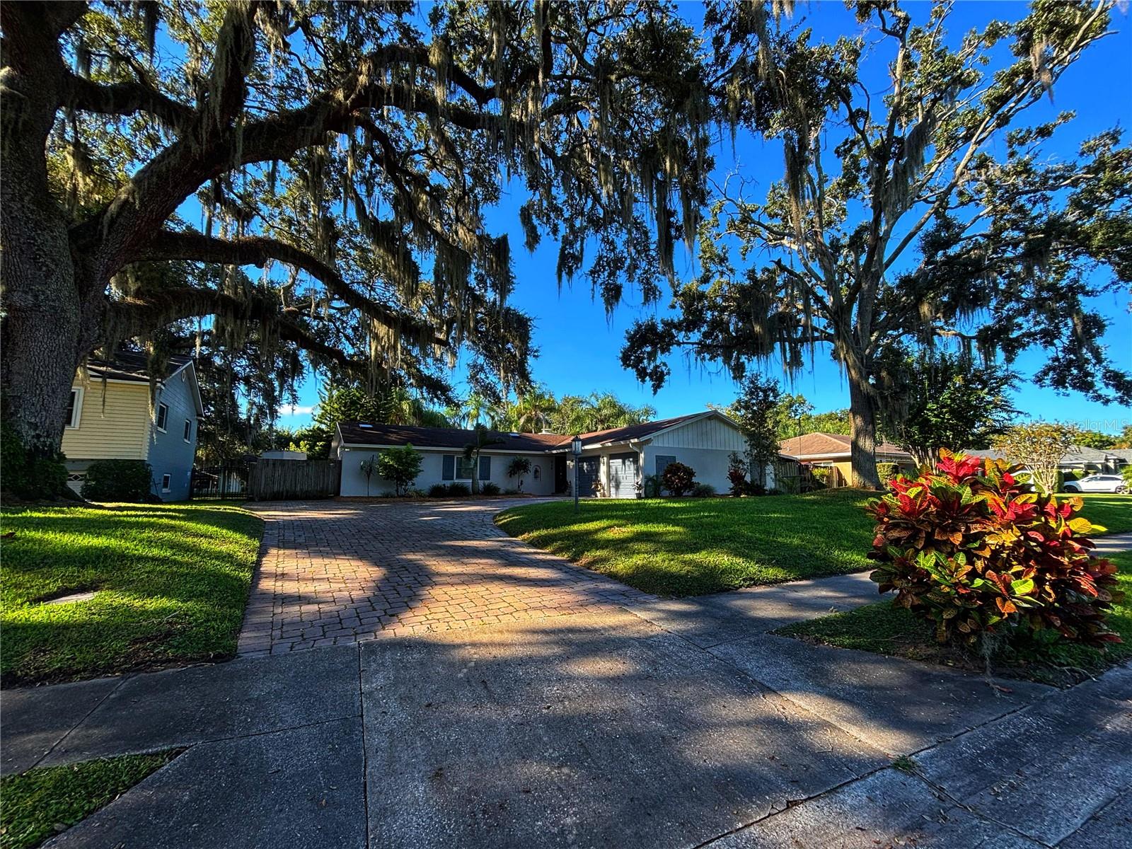 RIVER OAKS - Residential
