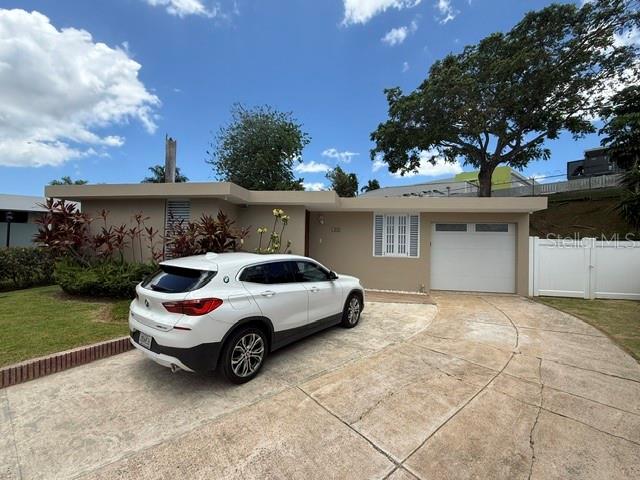 Spacious and comfortable residence for sale located on Vicenza Street, Extensión College Park, San Juan, Puerto Rico. The property features approximately 1,300 square feet of living area distributed into 3 bedrooms, 2 bathrooms, living room, kitchen, dining room, family room, extended carport for two vehicles, concrete terrace, laundry area, and storage room. All situated on an approximately 659 square meter lot. Excellent location with easy access to major roads, shopping centers, schools, and essential services. Ideal for a family seeking space, comfort, and a centrally located property within the metropolitan area.