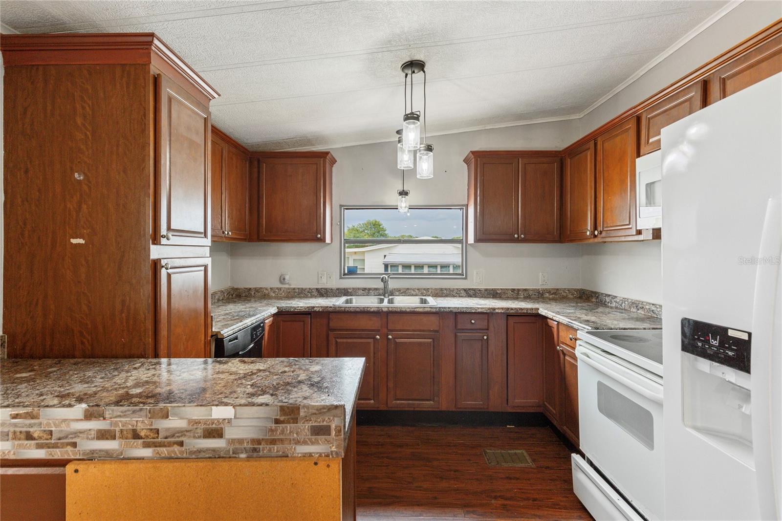 FOXWOOD LAKE ESTATES - Residential