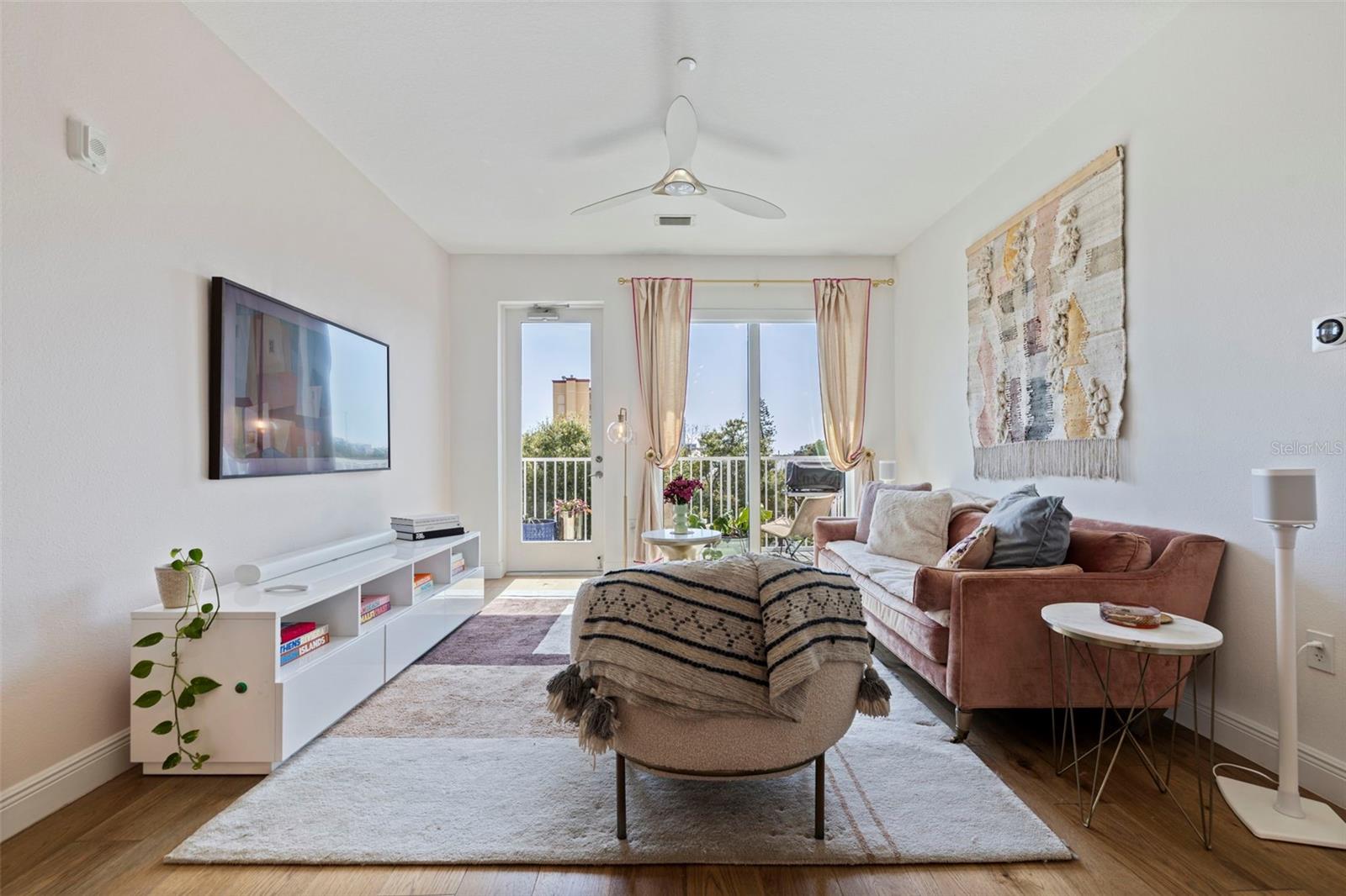 DOMUS URBANA CONDO - Residential