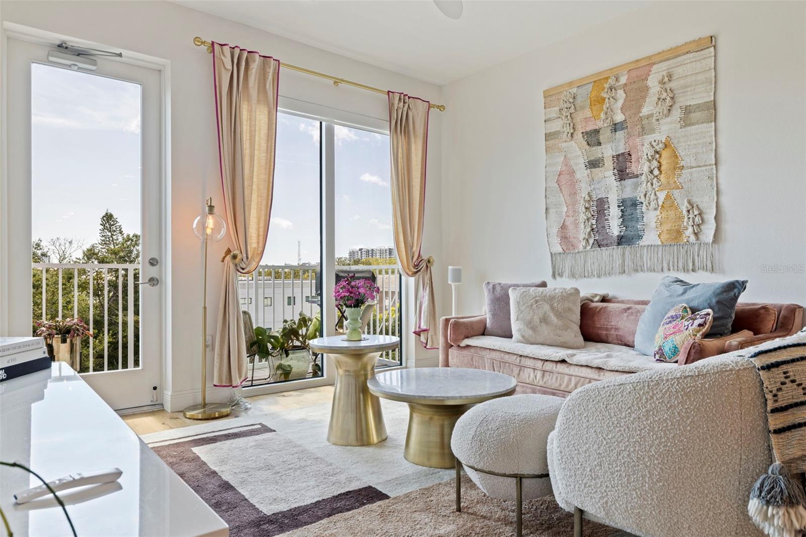 DOMUS URBANA CONDO - Residential