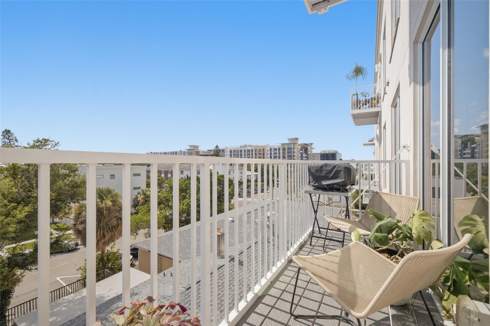 DOMUS URBANA CONDO - Residential