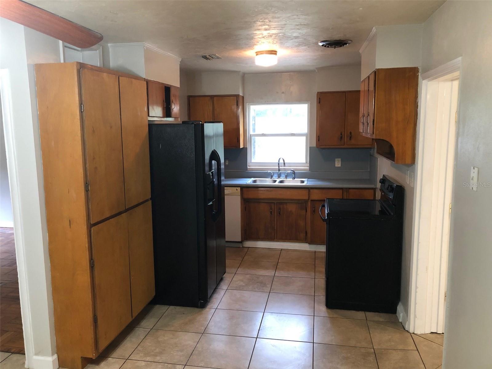 GOLF CLUB MANOR - Residential Lease