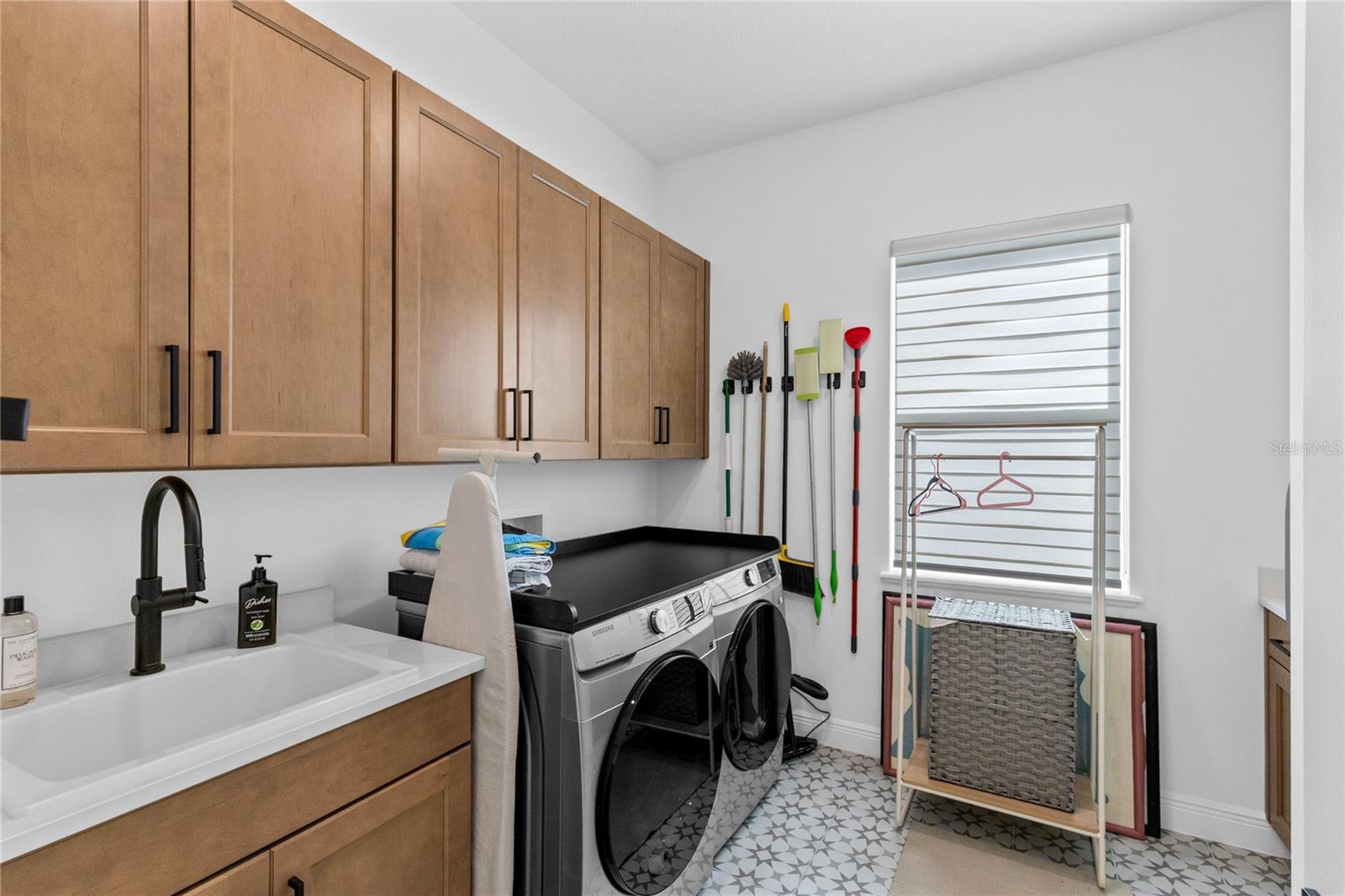 LAUREL POINTE - Residential Lease