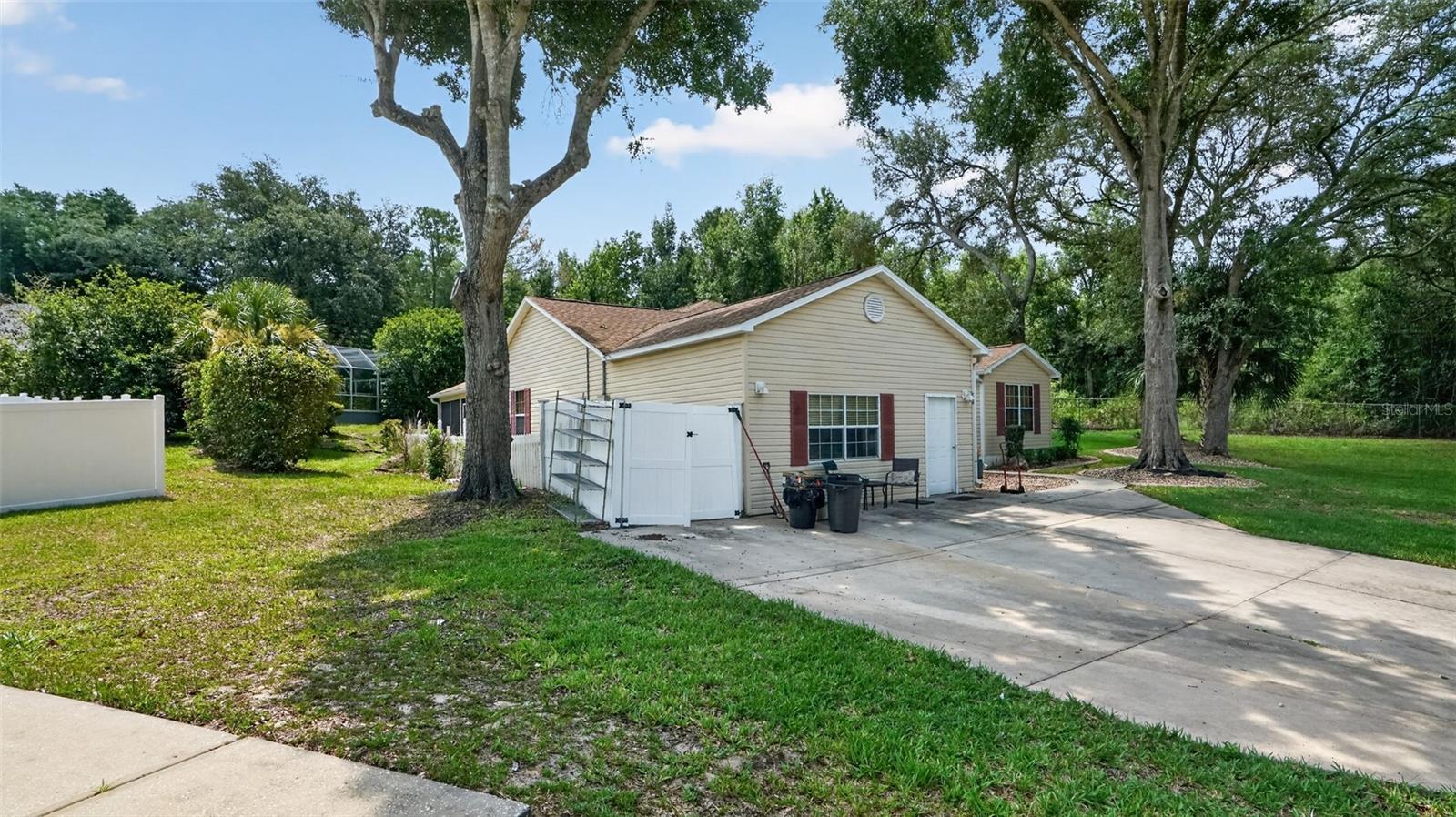 LADY LAKE OAK MEADOWS SUB - Residential