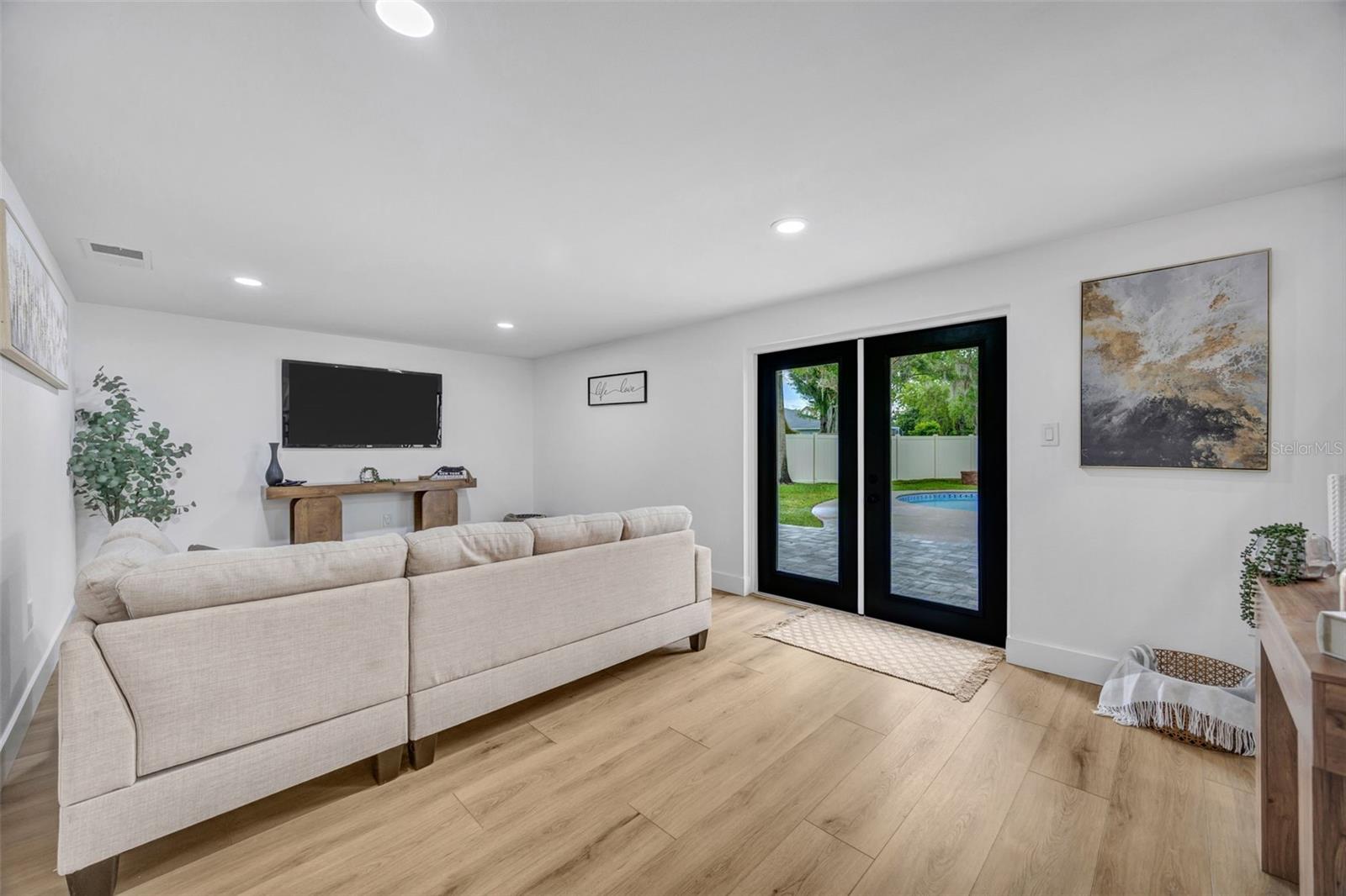 GROVE SHORE - Residential