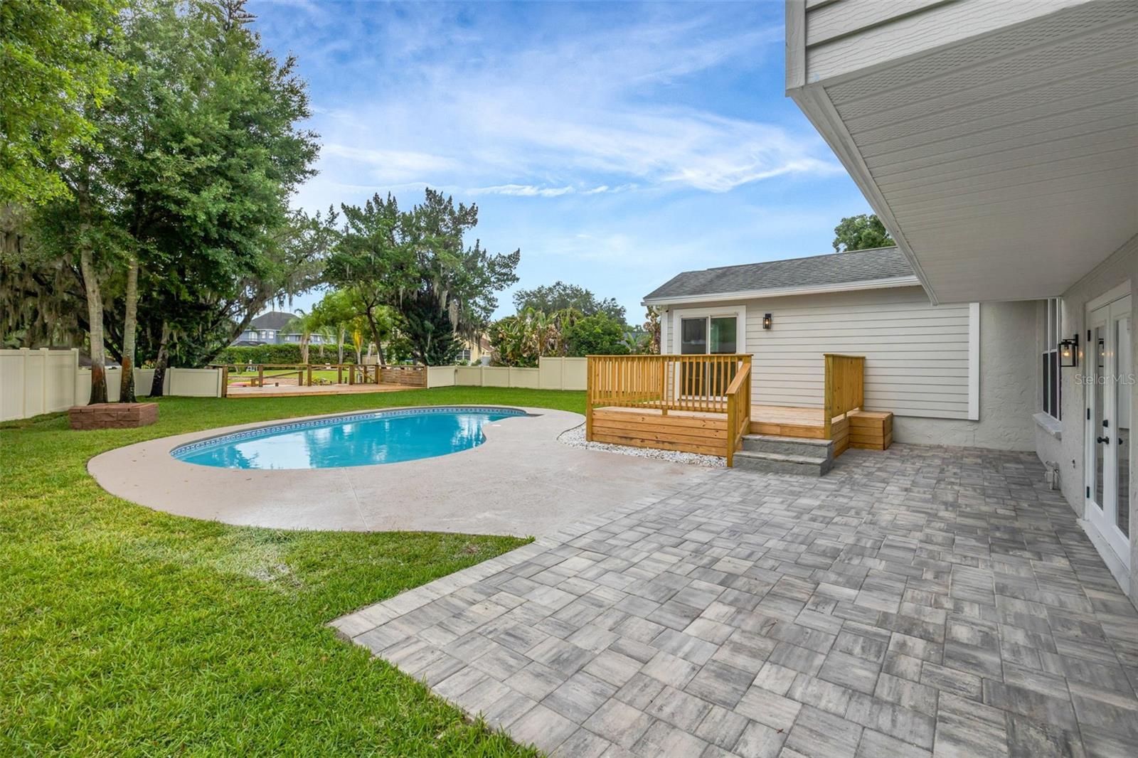 GROVE SHORE - Residential