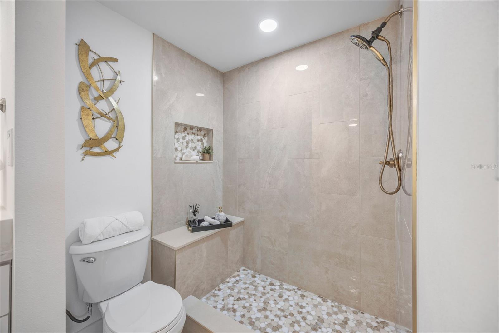 GROVE SHORE - Residential