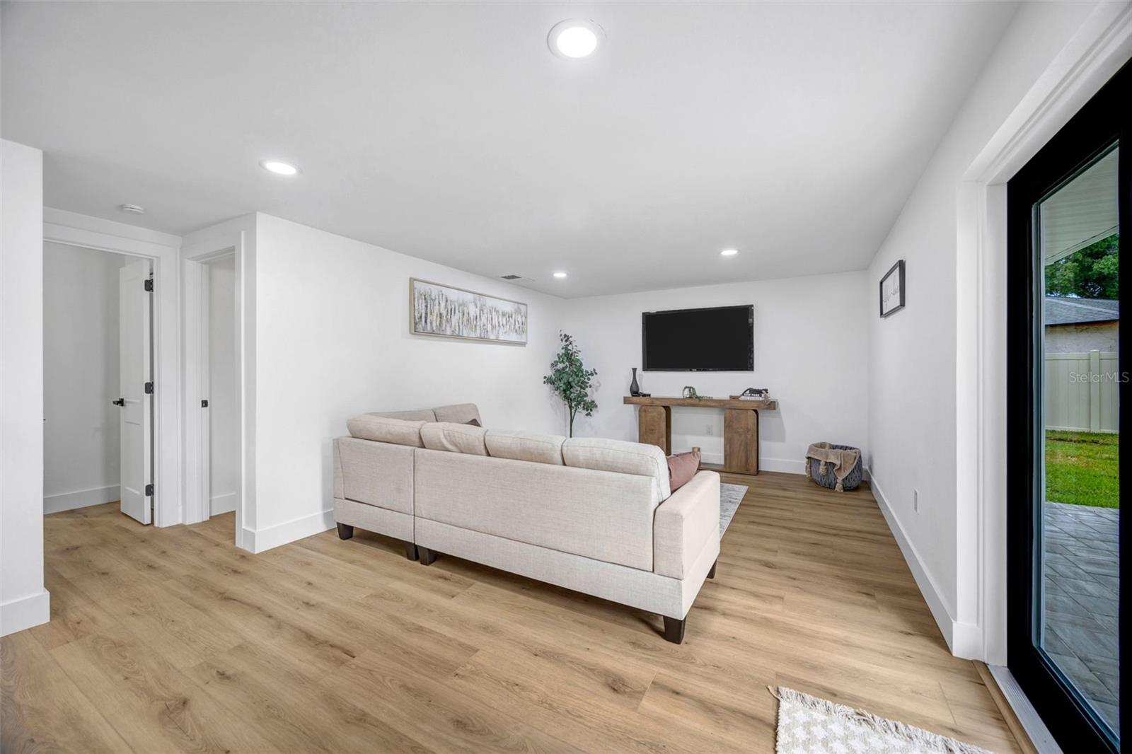 GROVE SHORE - Residential