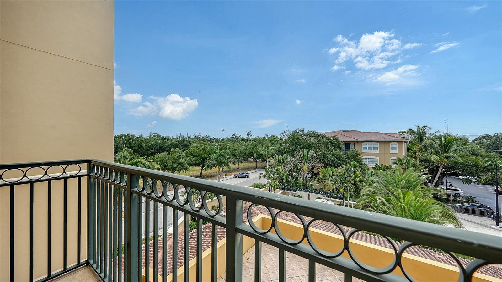 BROADWAY PROMENADE - Residential