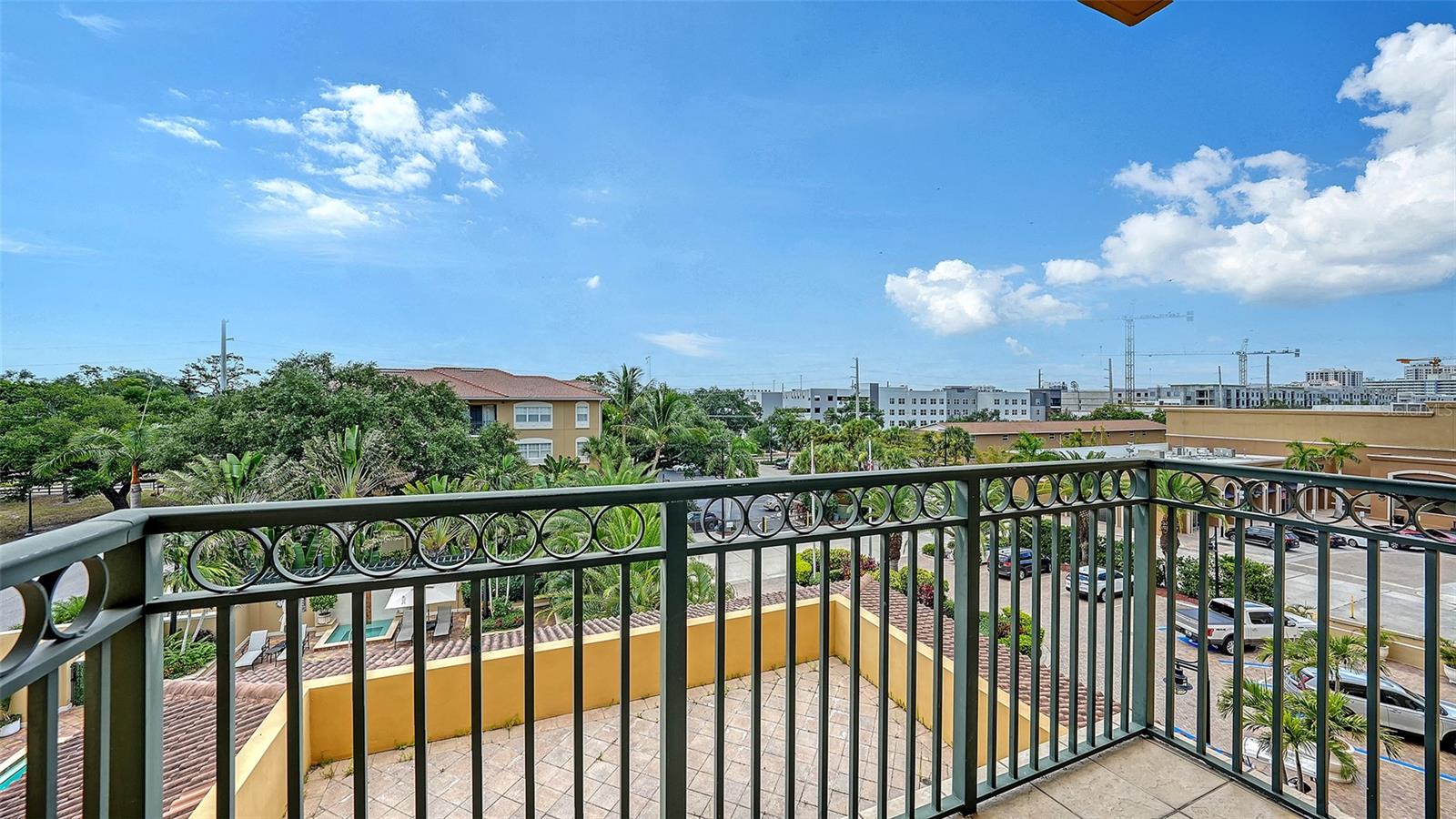 BROADWAY PROMENADE - Residential