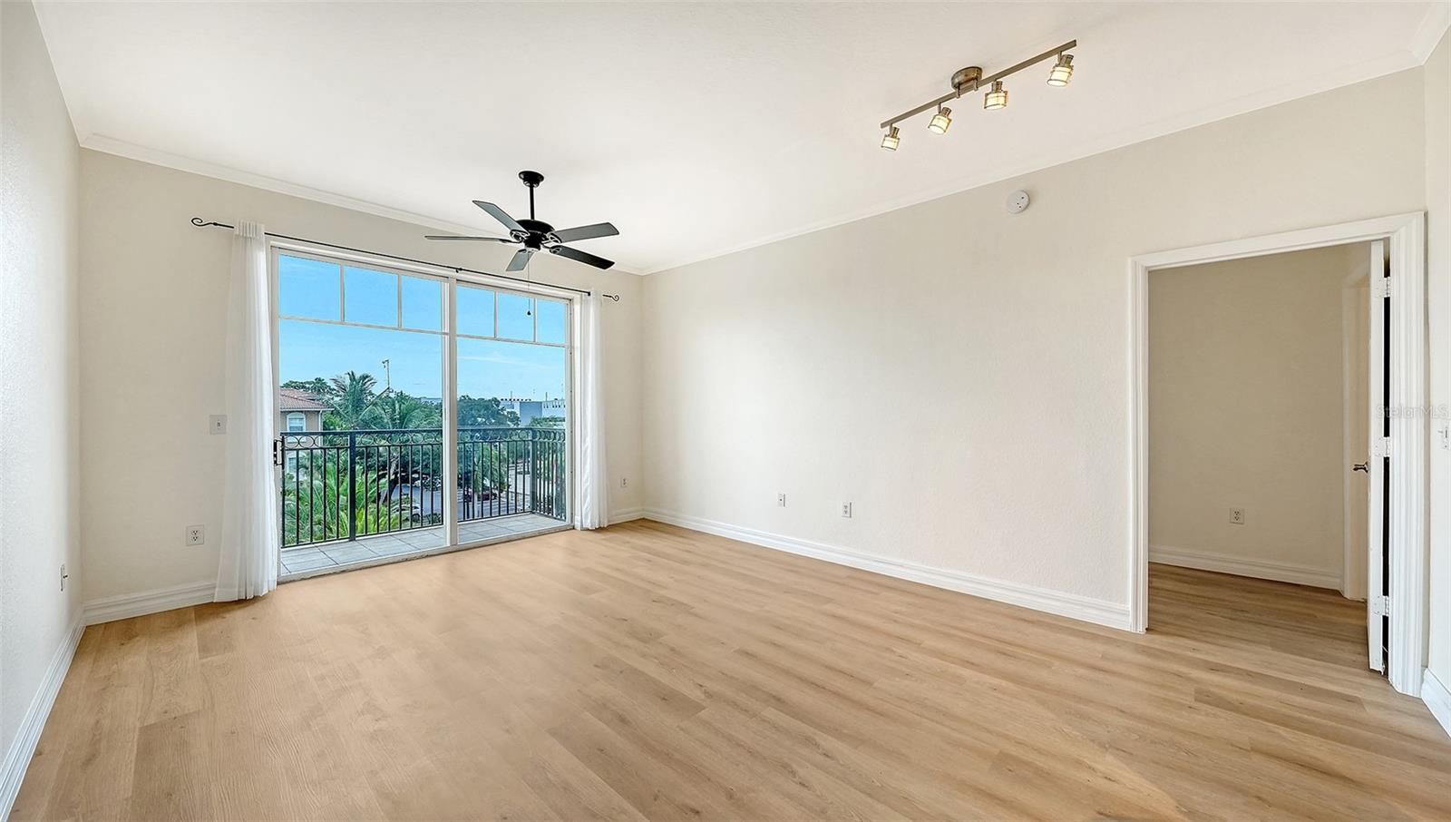BROADWAY PROMENADE - Residential