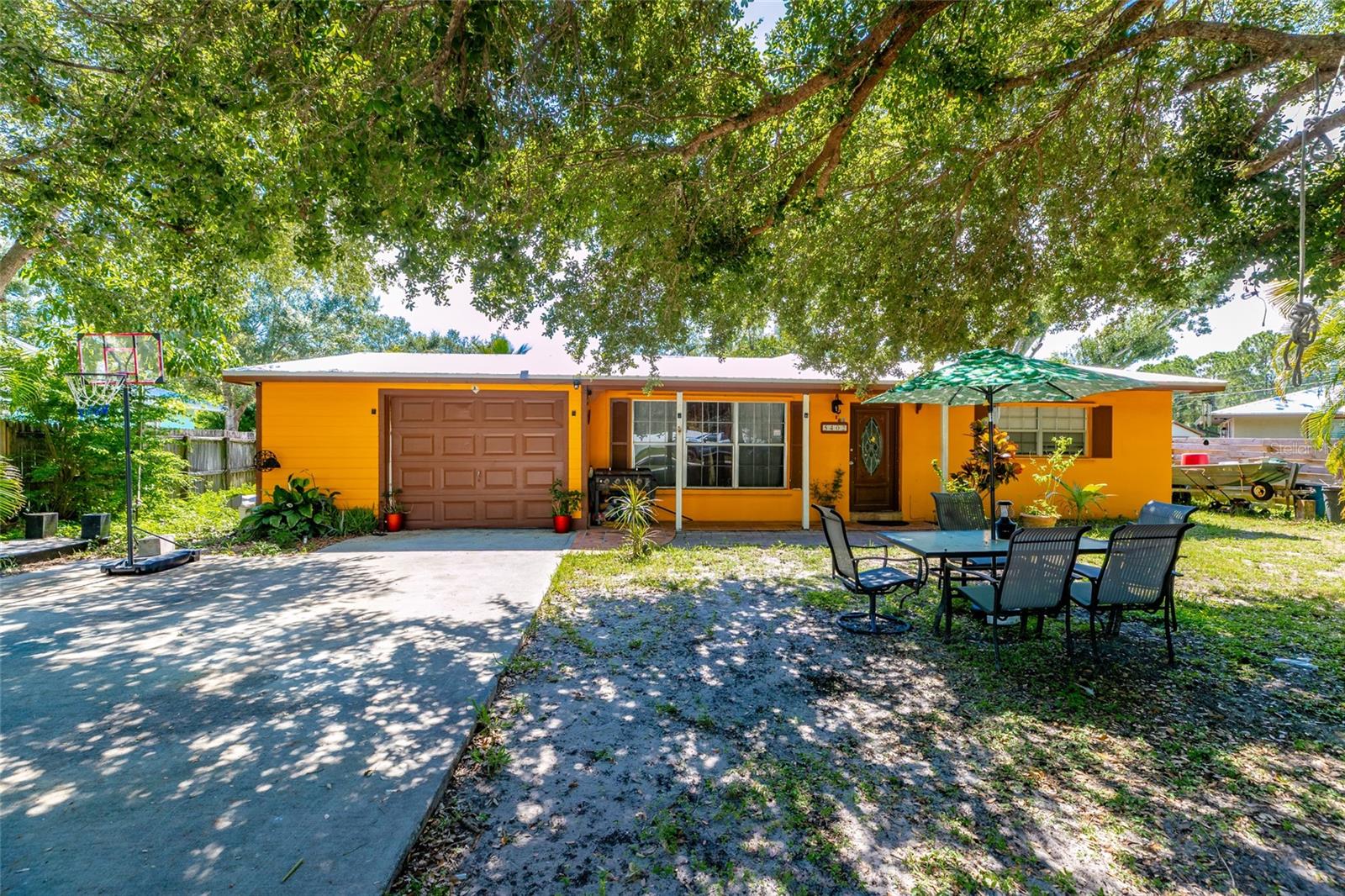 Welcome to this charming concrete-block home featuring 3 bedrooms, 2 bathrooms, and a durable metal roof. 1-car garage and a spacious backyard—perfect for relaxing or entertaining. Whether you're a first-time buyer or looking for an investment, this property offers a great opportunity to create something special. Tons of potential to make it your own! Sizes are subject to error, buyer to verify data.
Close