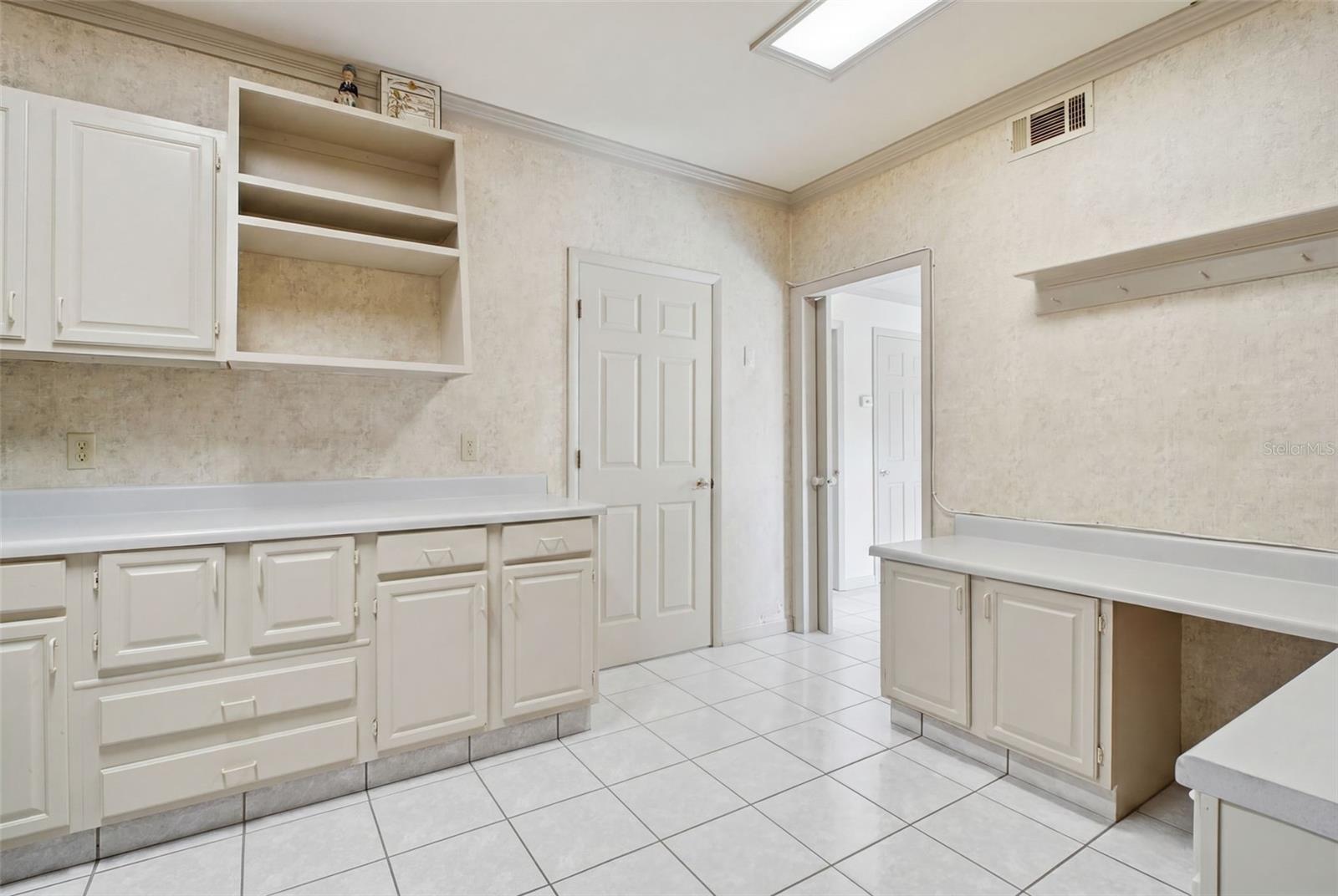 VENETIAN COURT - Residential