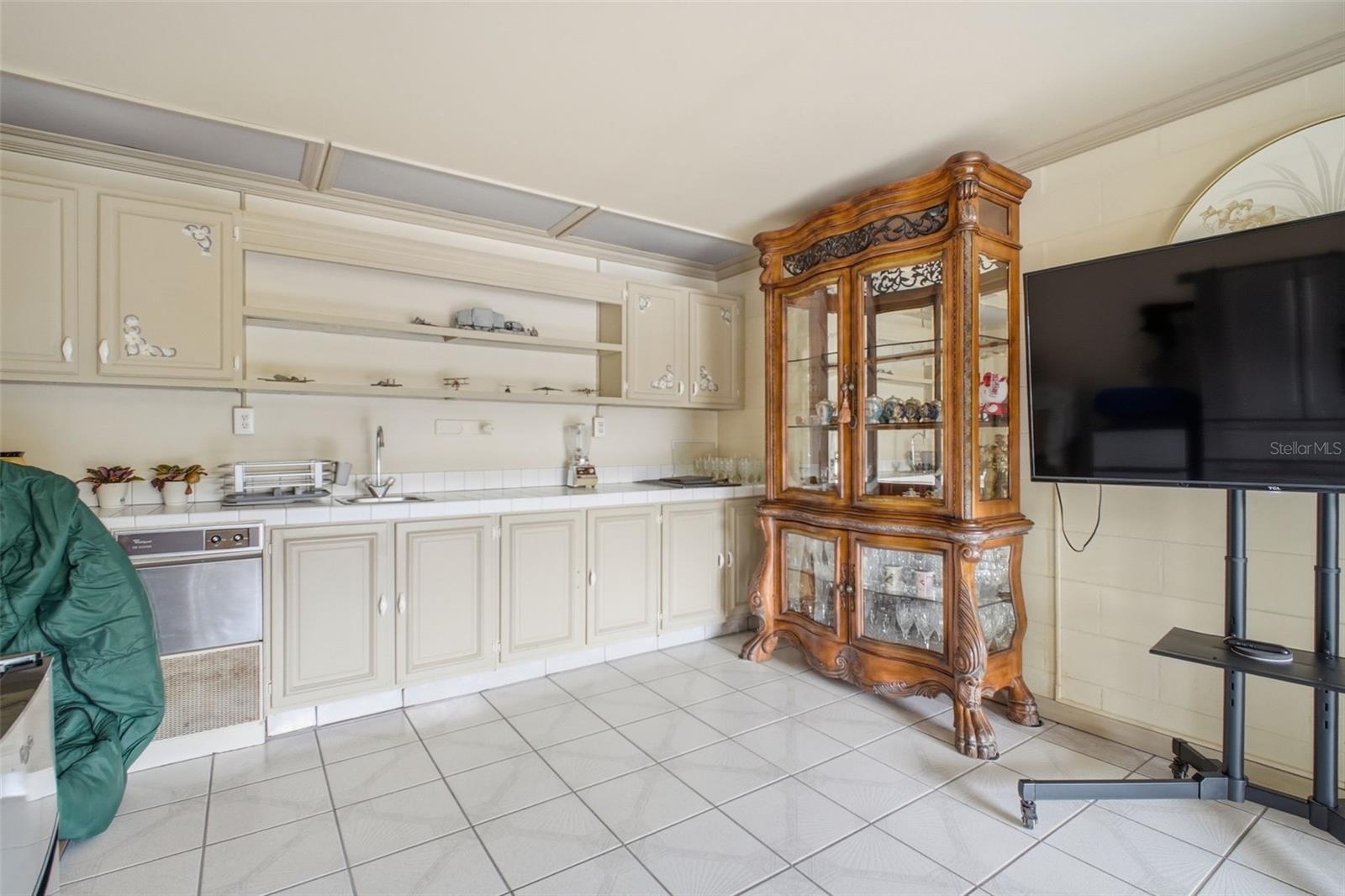 VENETIAN COURT - Residential