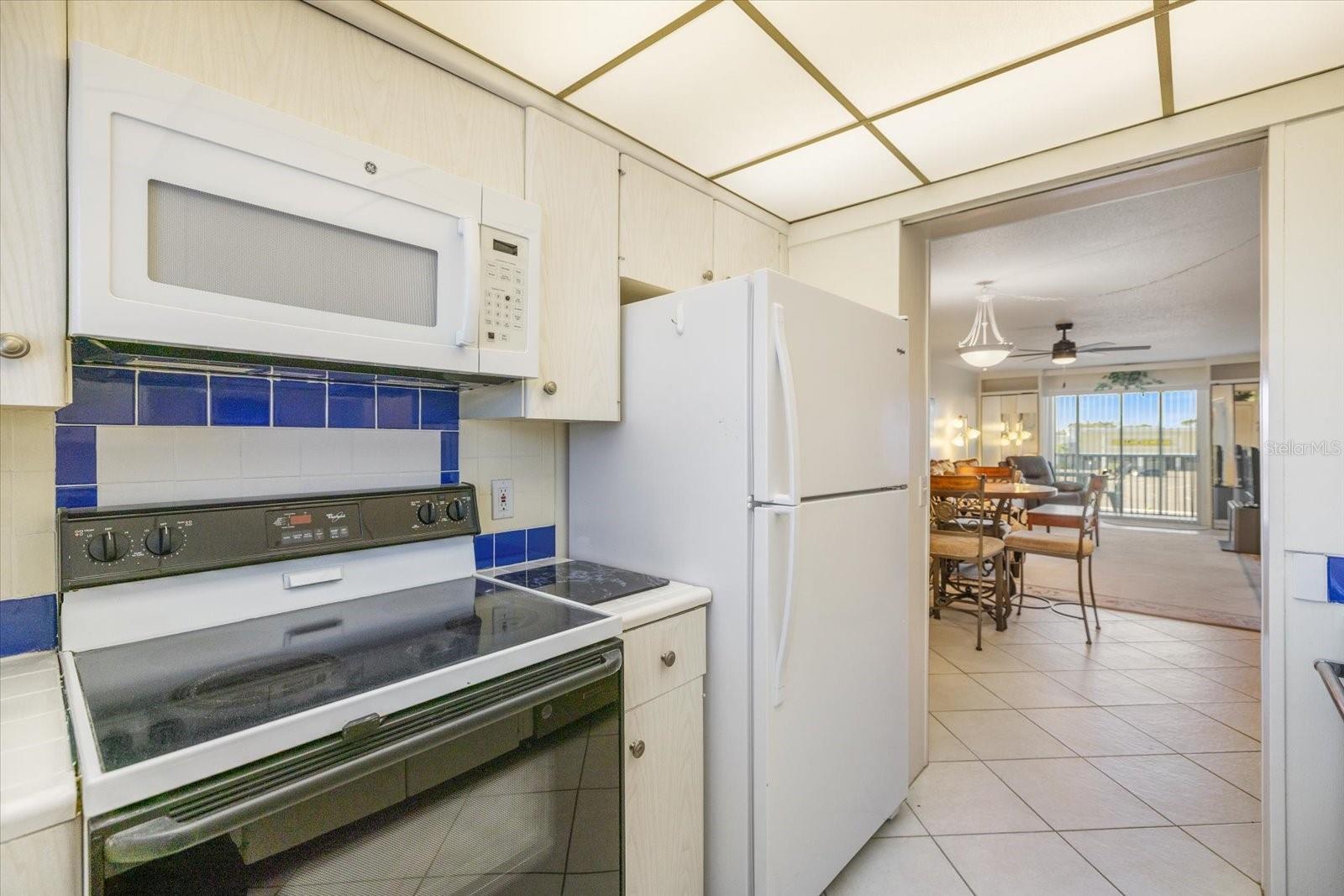 COUNTRY CLUB APTS - Residential