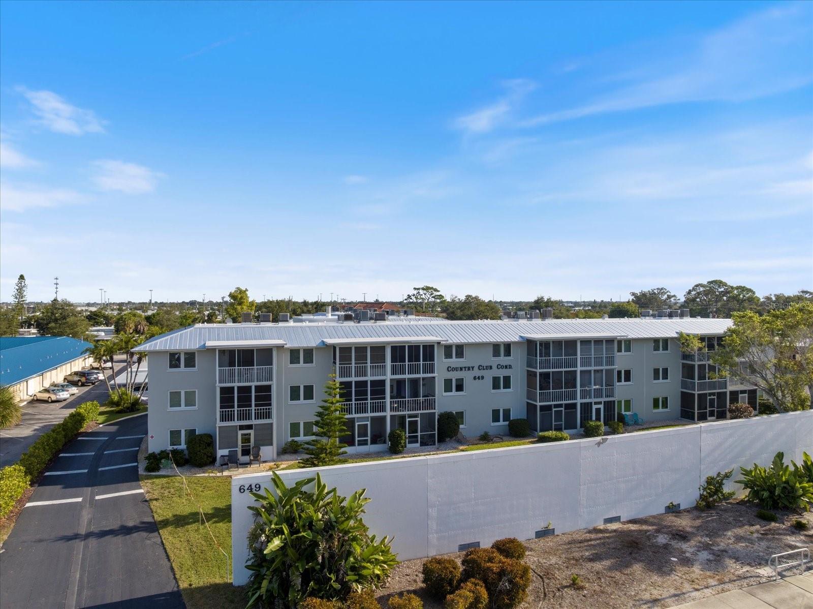 COUNTRY CLUB APTS - Residential
