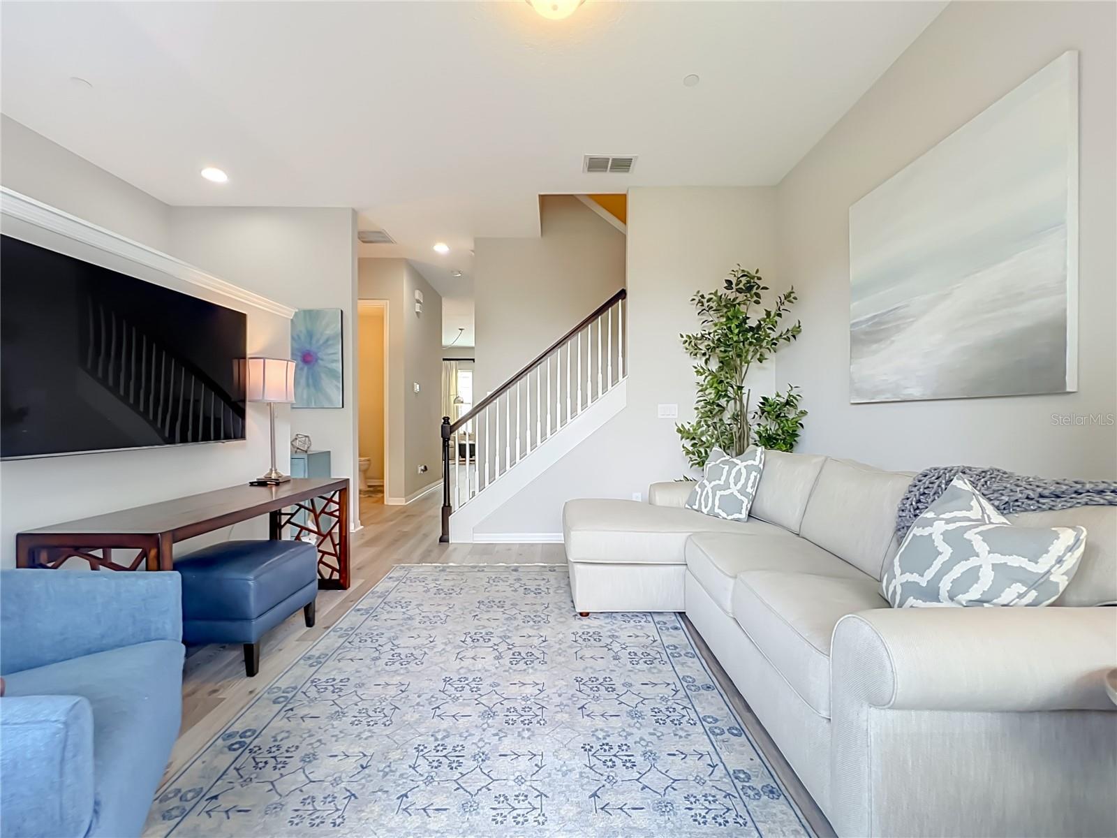 HAMPTONS - SECOND REP - Residential